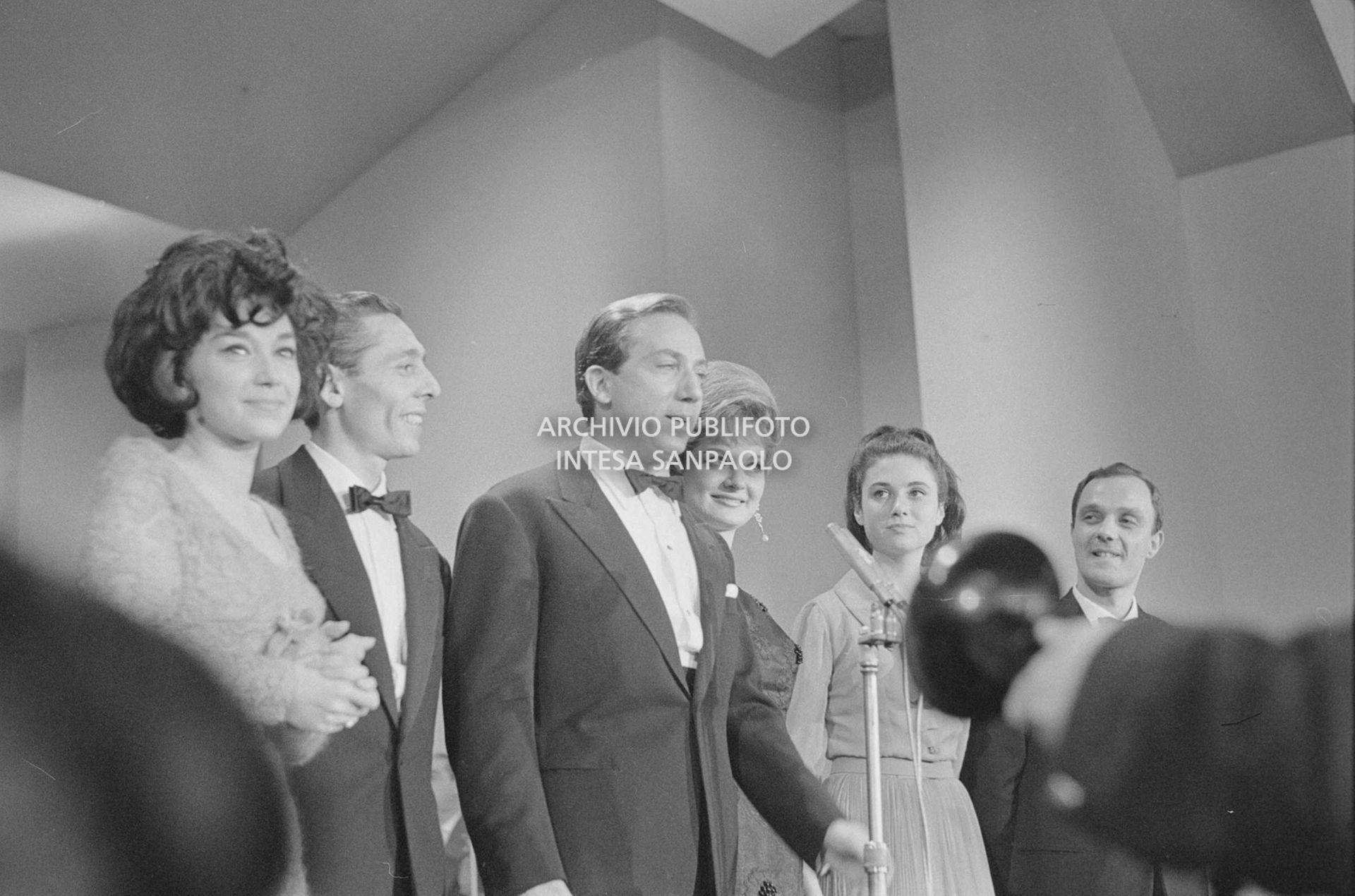 Mike Bongiorno sul palco del al XIV Festival di Sanremo con Gigliola Cinquetti e Patricia Carli