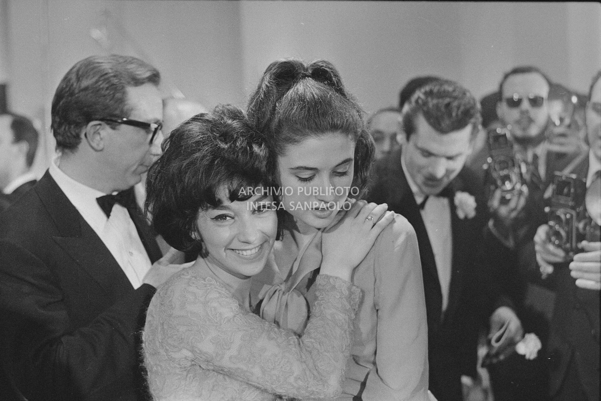 Mike Bongiorno sul palco del al XIV Festival di Sanremo con Gigliola Cinquetti e Patricia Carli