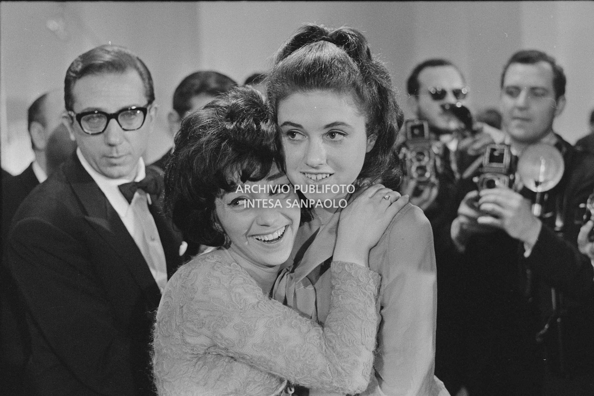 Mike Bongiorno sul palco del al XIV Festival di Sanremo con Gigliola Cinquetti e Patricia Carli