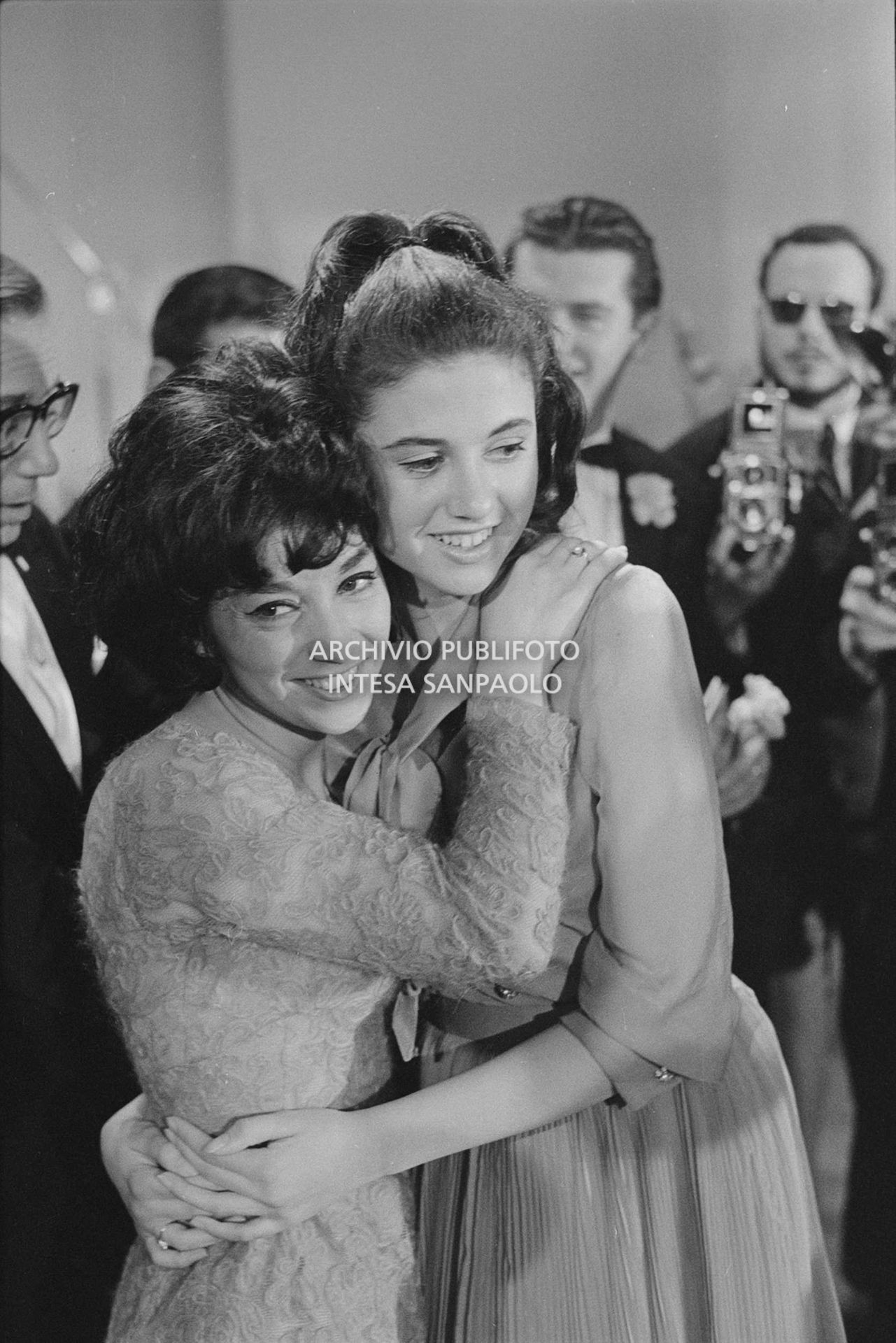 Mike Bongiorno sul palco del al XIV Festival di Sanremo con Gigliola Cinquetti e Patricia Carli