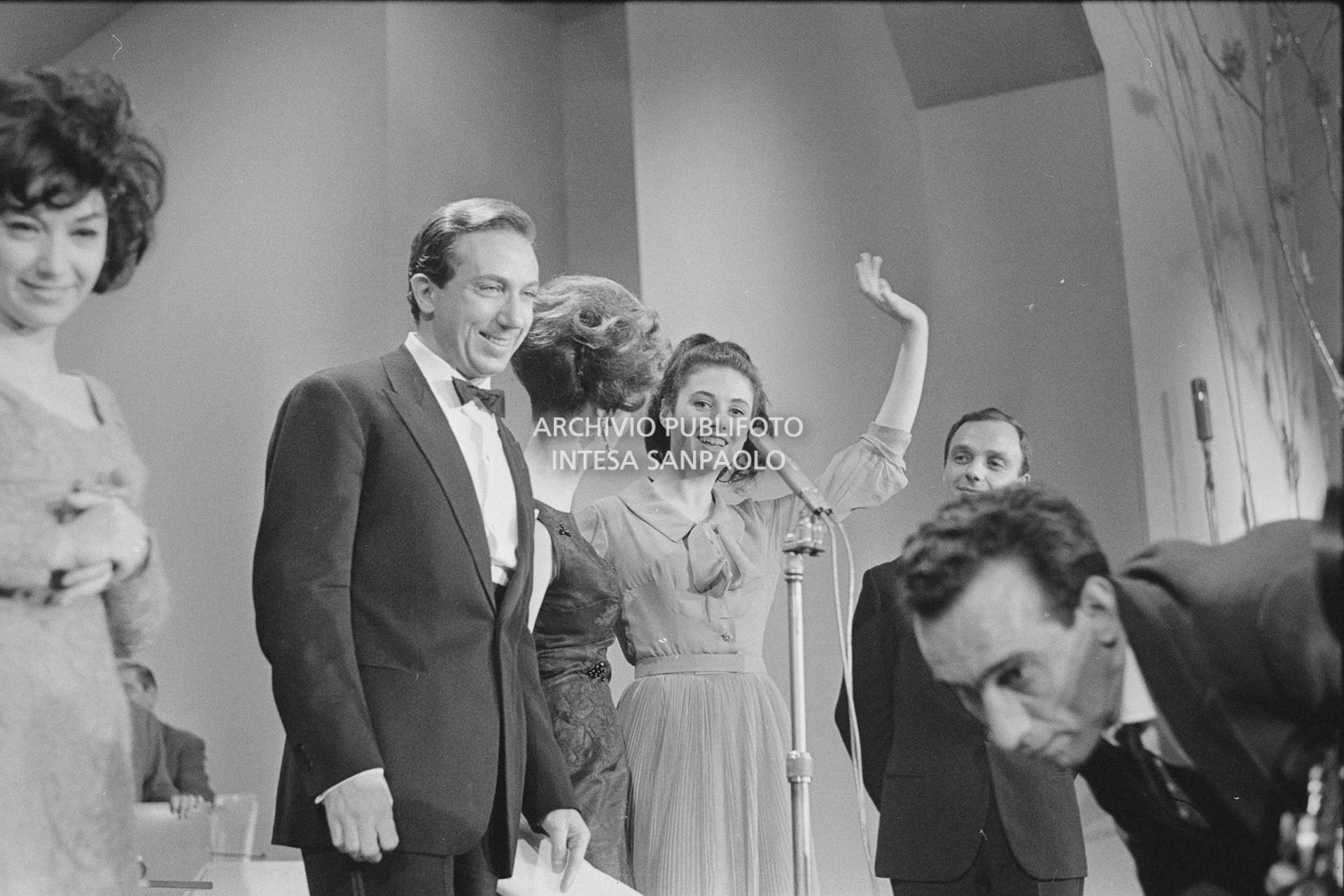 Mike Bongiorno sul palco del al XIV Festival di Sanremo con Gigliola Cinquetti e Patricia Carli