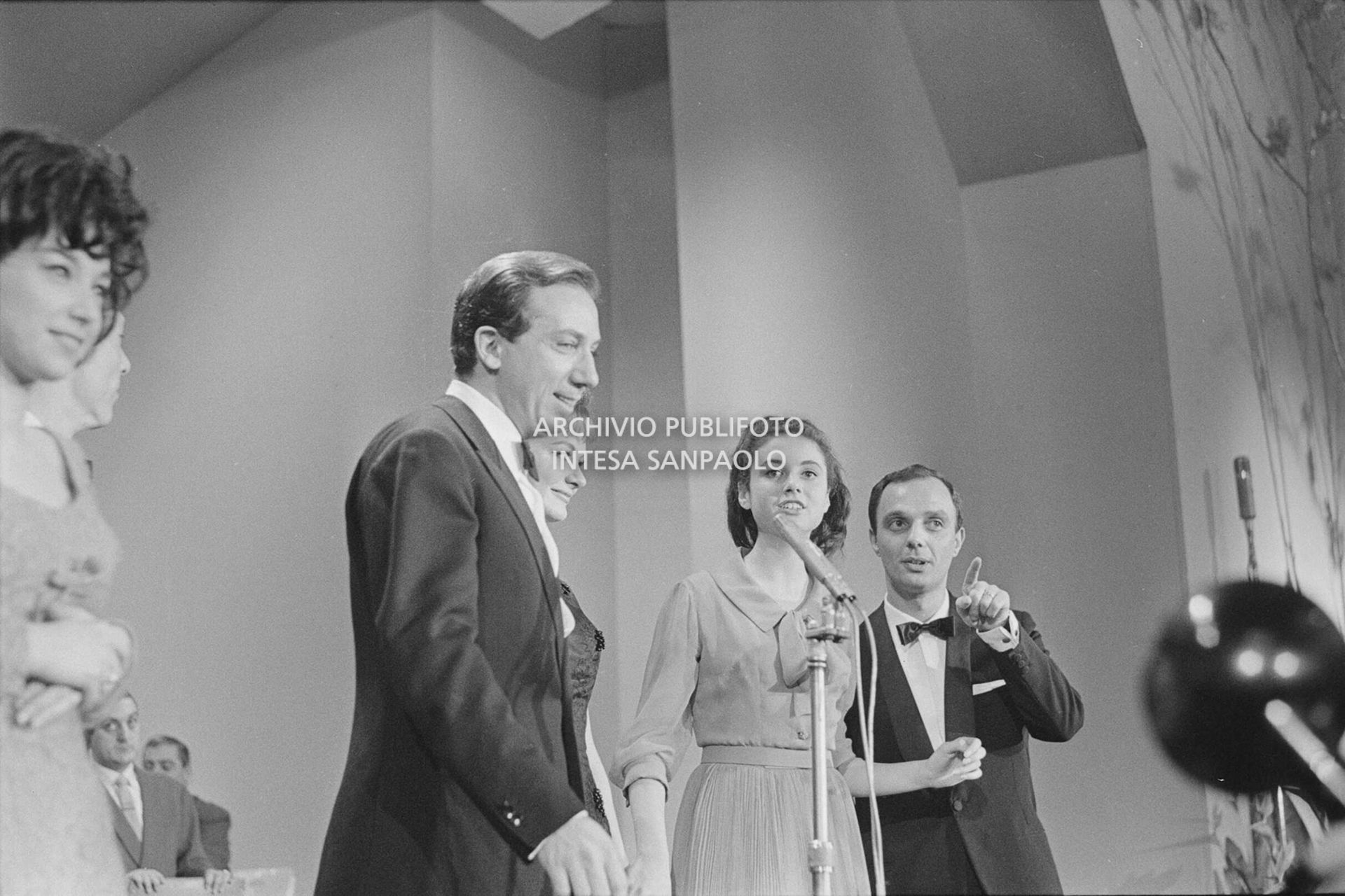 Mike Bongiorno sul palco del al XIV Festival di Sanremo con Gigliola Cinquetti e Patricia Carli