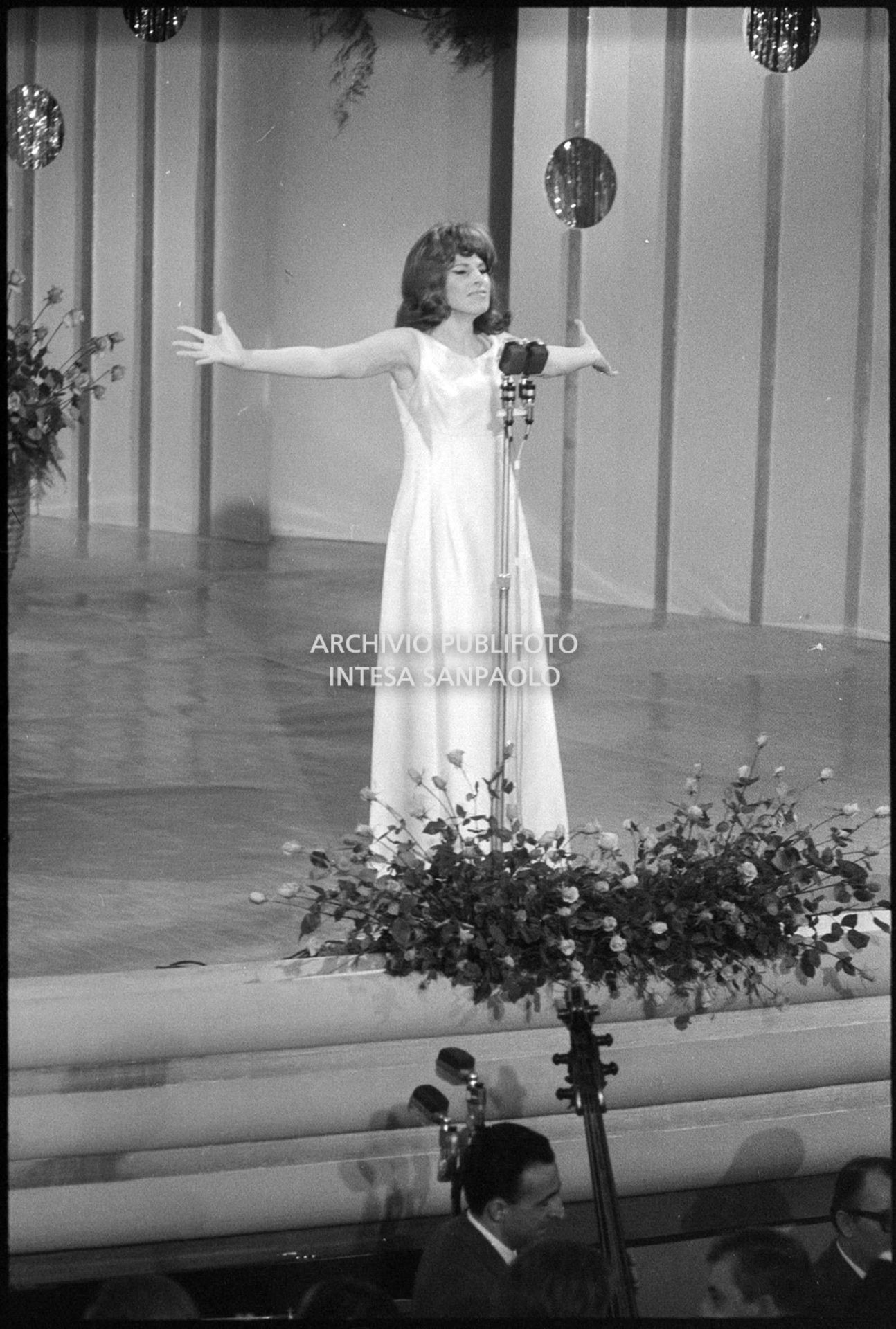 Ornella Vanoni si esibisce al XV Festival della canzone italiana