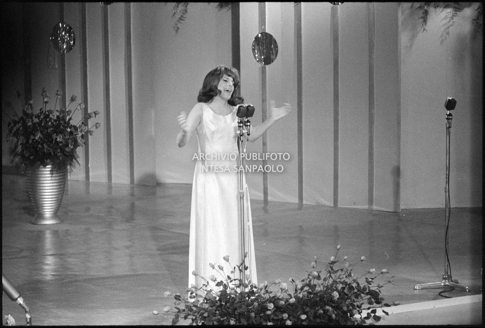 Ornella Vanoni si esibisce al XV Festival della canzone italiana