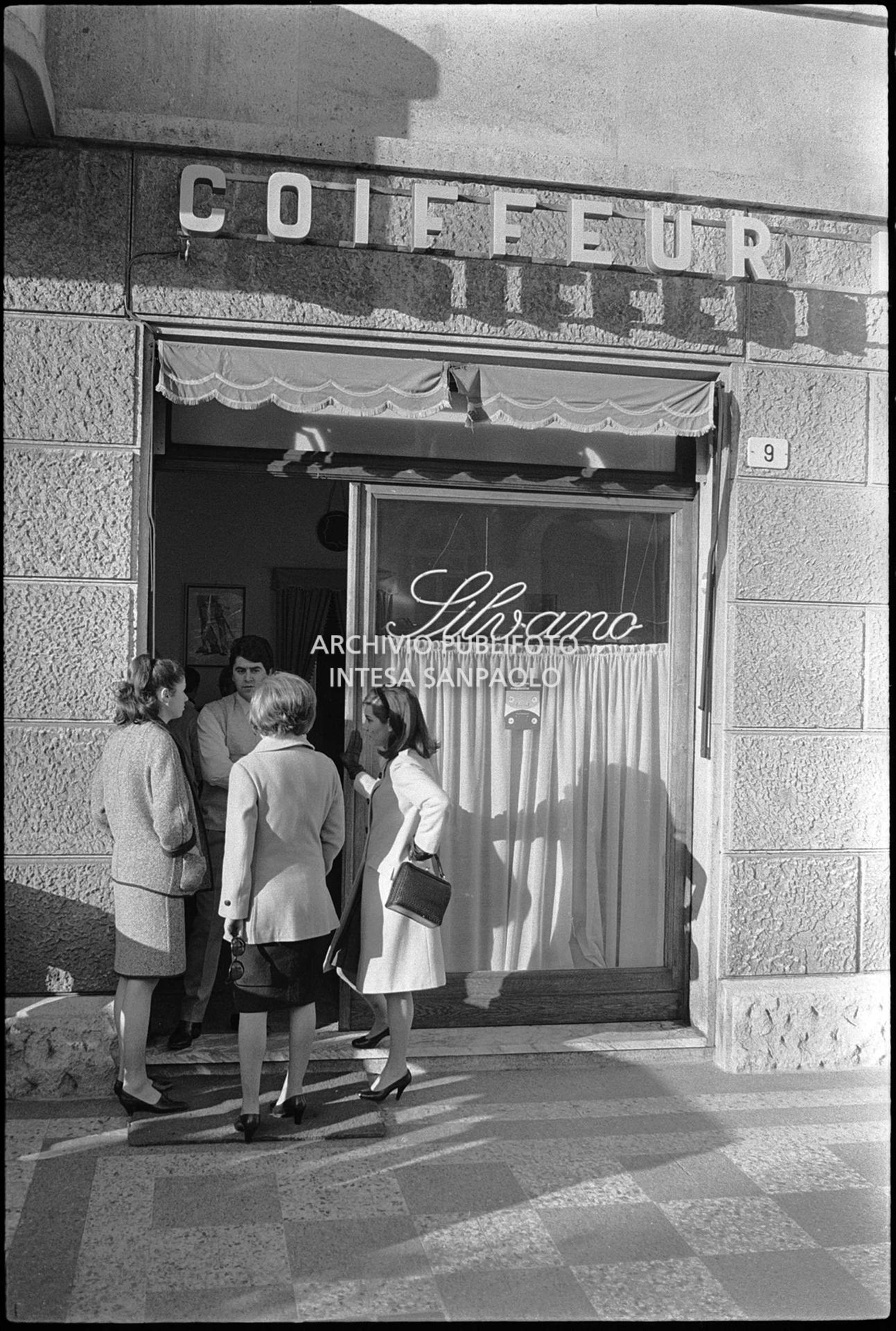 Gigliola Cinquetti e Betty Curtis sulla soglia del negozio Coiffeur Silvano, a Sanremo, nei giorni del XV Festival