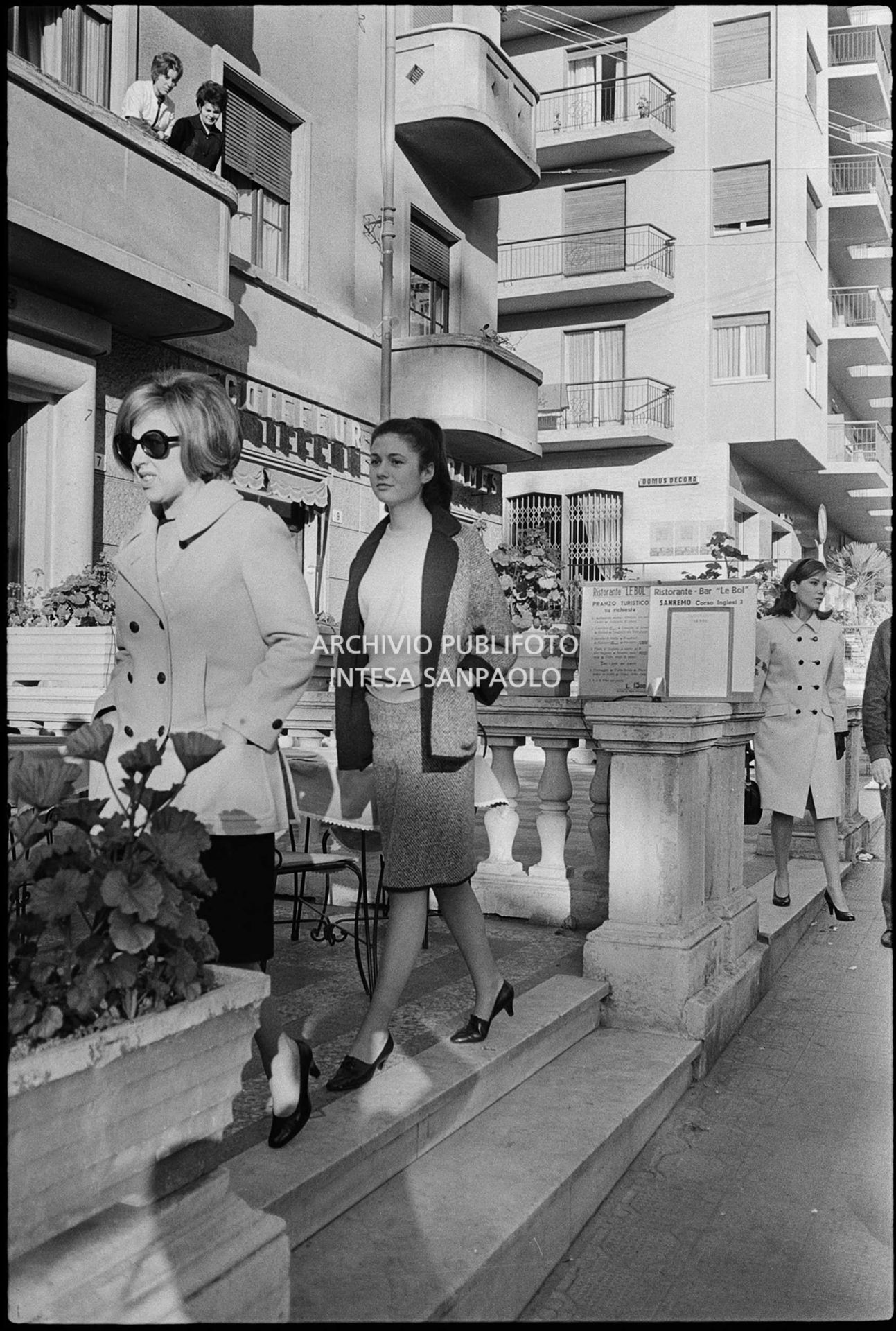 Betty Curtis e Gigliola Cinquetti per le strade di Sanremo nei giorni del XV Festival