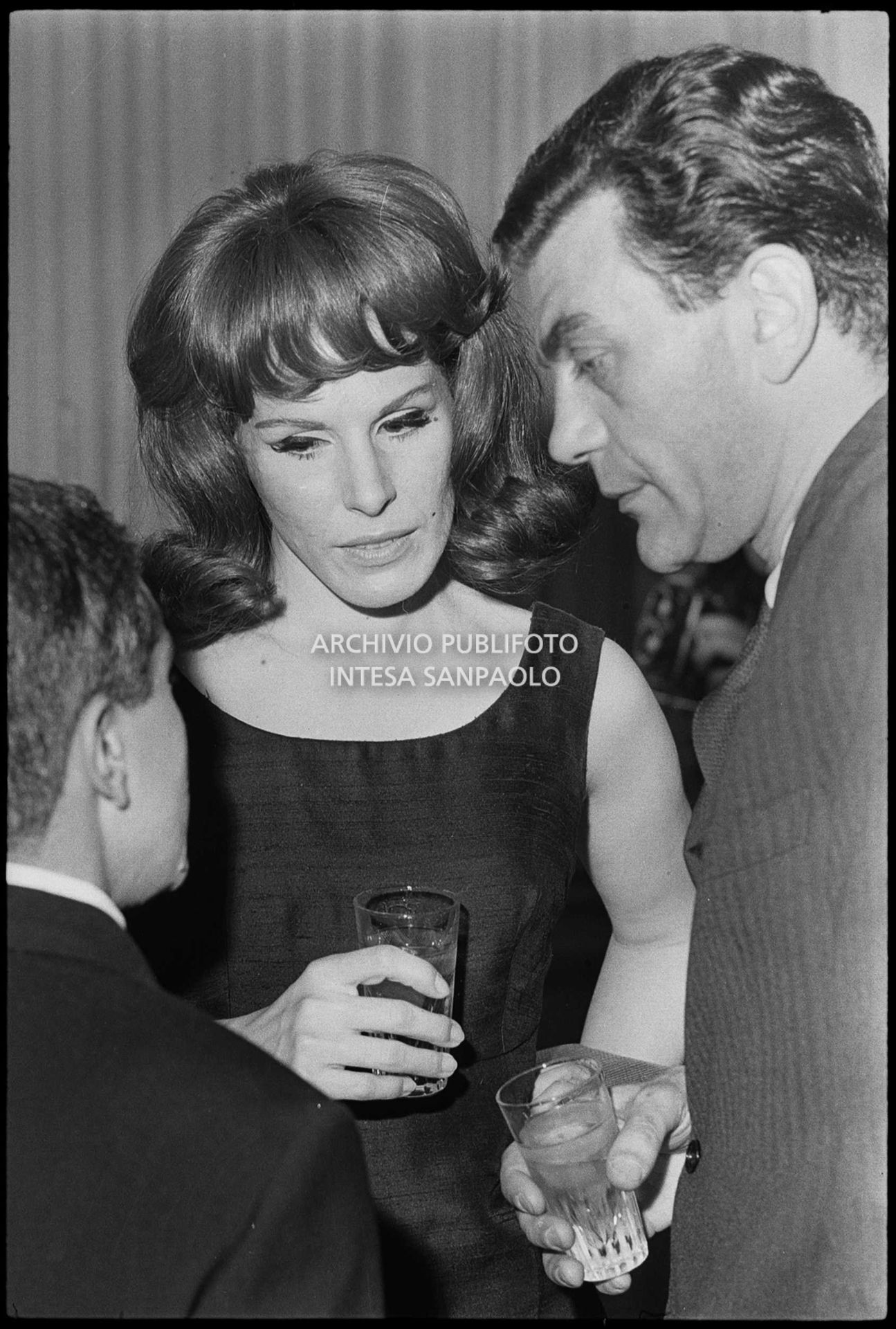 Ornella Vanoni con Bruno Lauzi e Joe Damiano in una pausa al XV Festival della canzone italiana di Sanremo