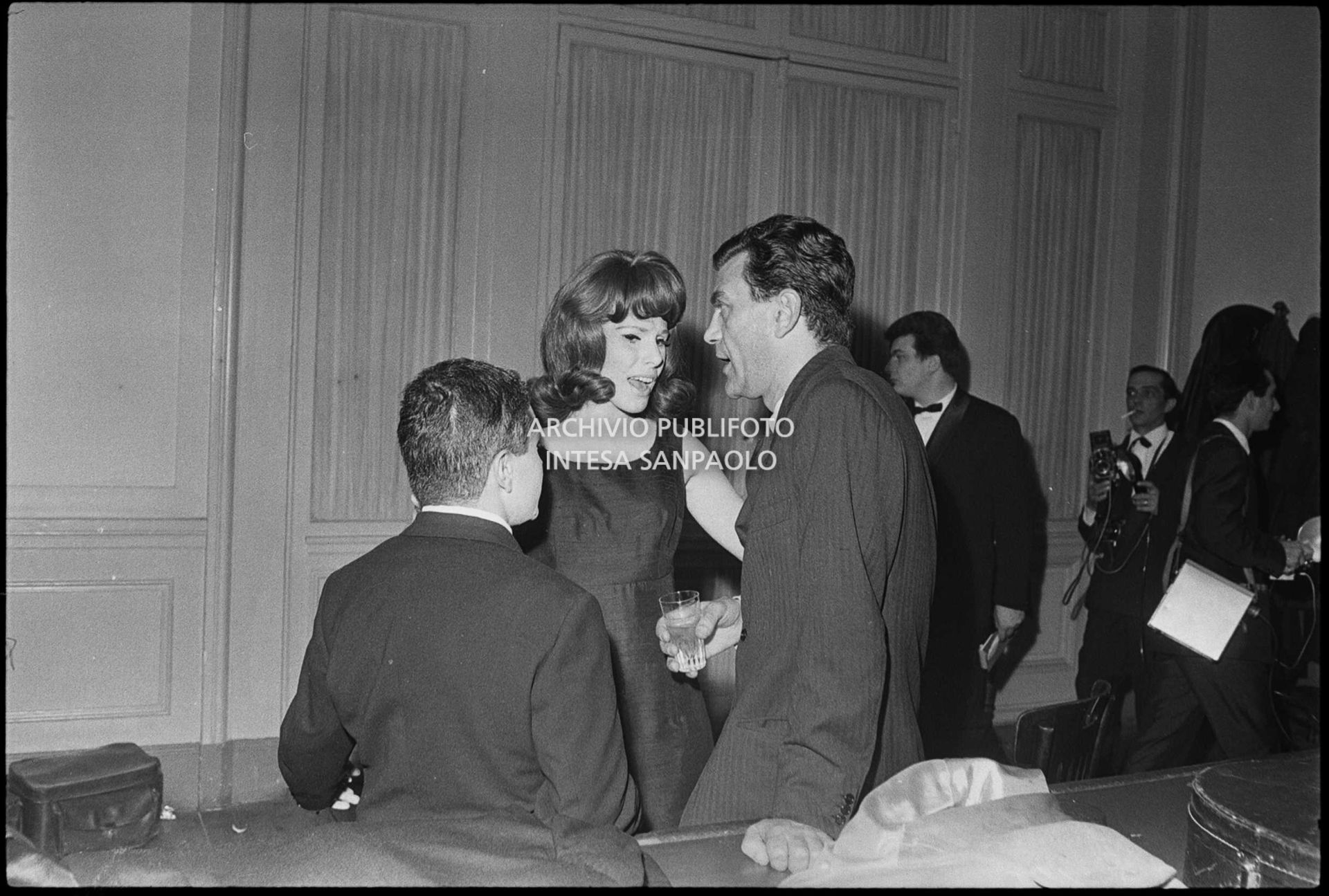 Ornella Vanoni con Bruno Lauzi e Joe Damiano in una pausa al XV Festival della canzone italiana di Sanremo