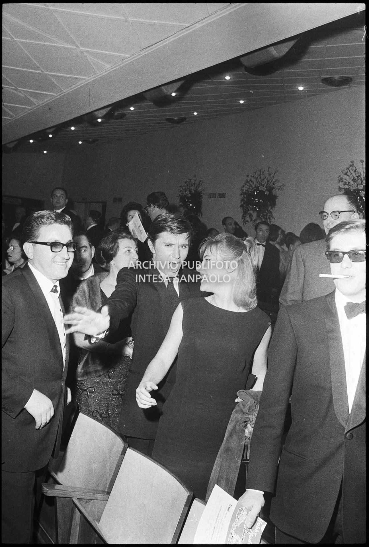 Bobby Solo e Sophie Teckel in platea al Casinò di Sanremo in occasione dell'ultima serata del Festival del 1965 che il cantante vinse