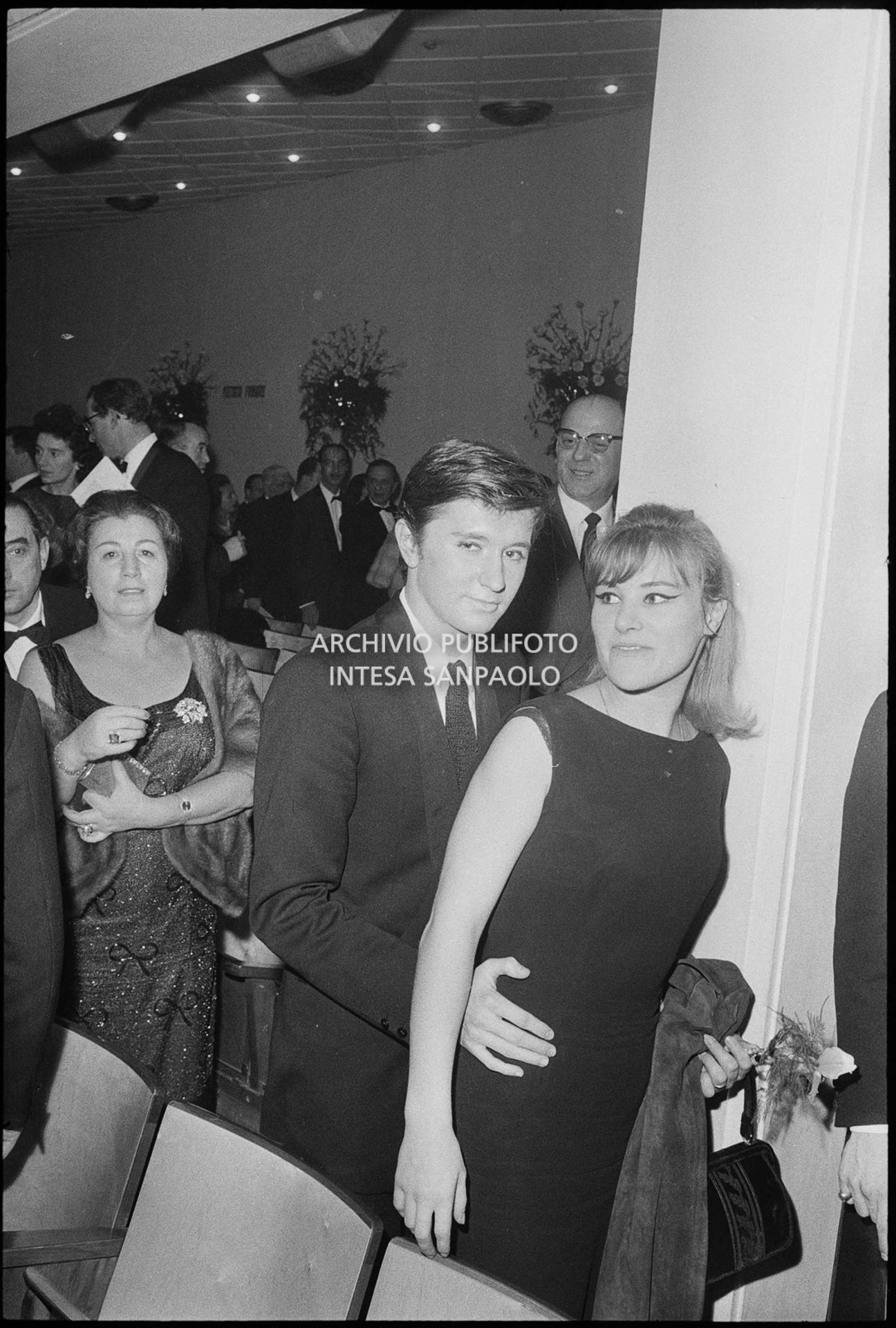 Bobby Solo e Sophie Teckel in platea al Casinò di Sanremo in occasione dell'ultima serata del Festival del 1965 che il cantante vinse