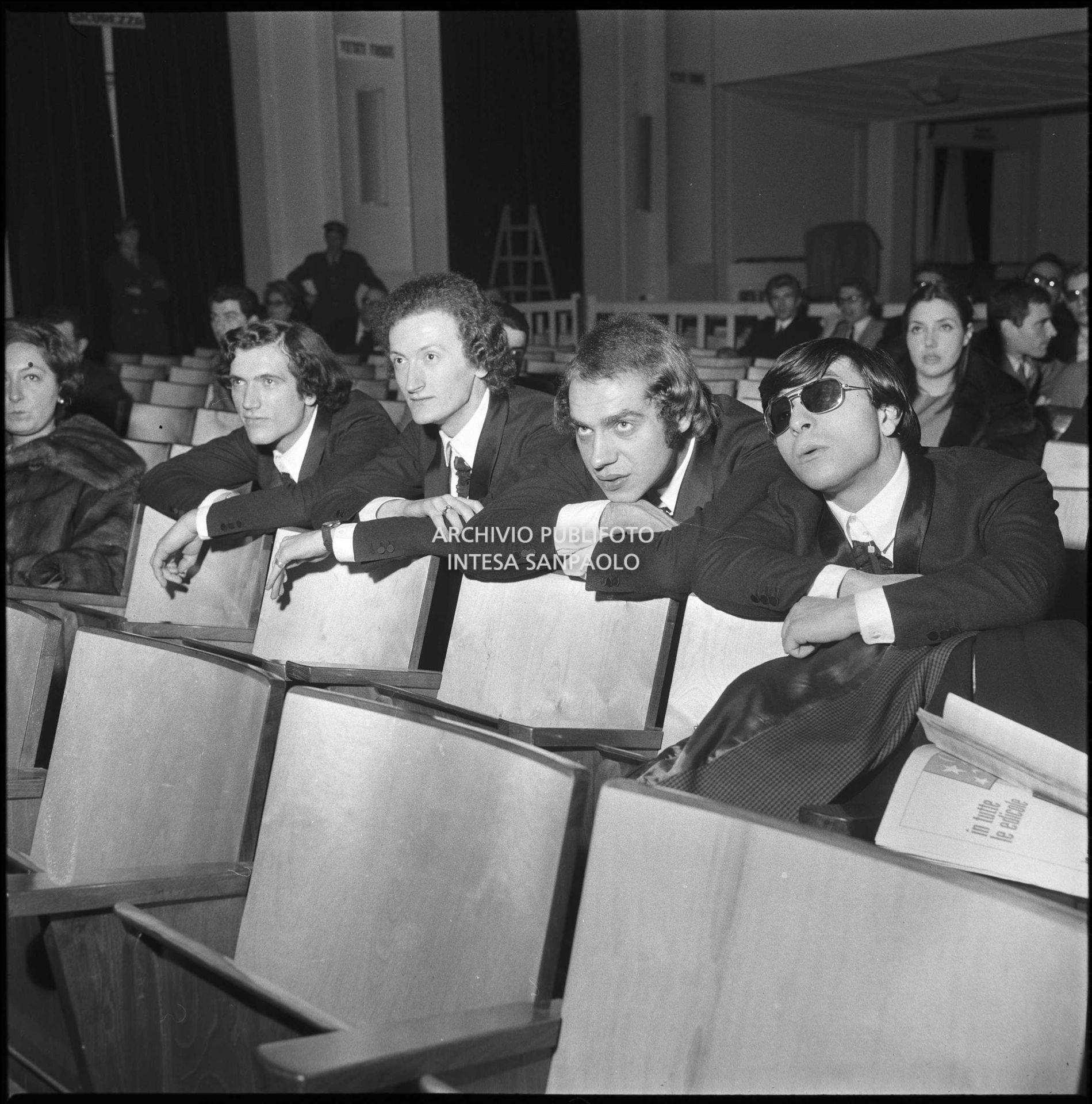 XVI Festival di Sanremo: i componenti di Equipe 84 seduti in platea