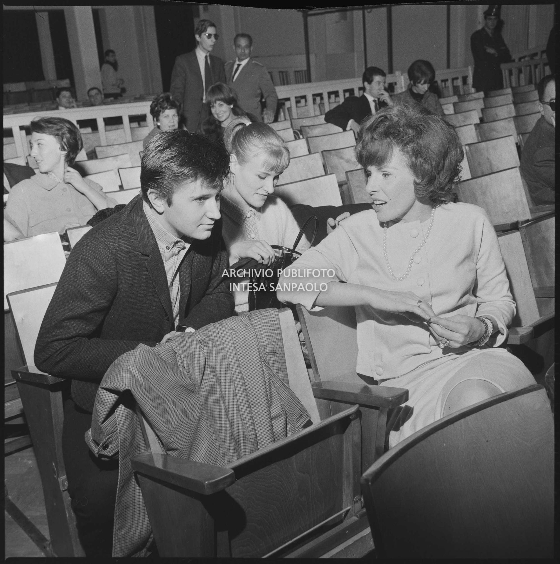 XVI Festival di Sanremo: Bobby Solo, Sophie Teckel e Ornella Vanoni seduti in platea durante le prove