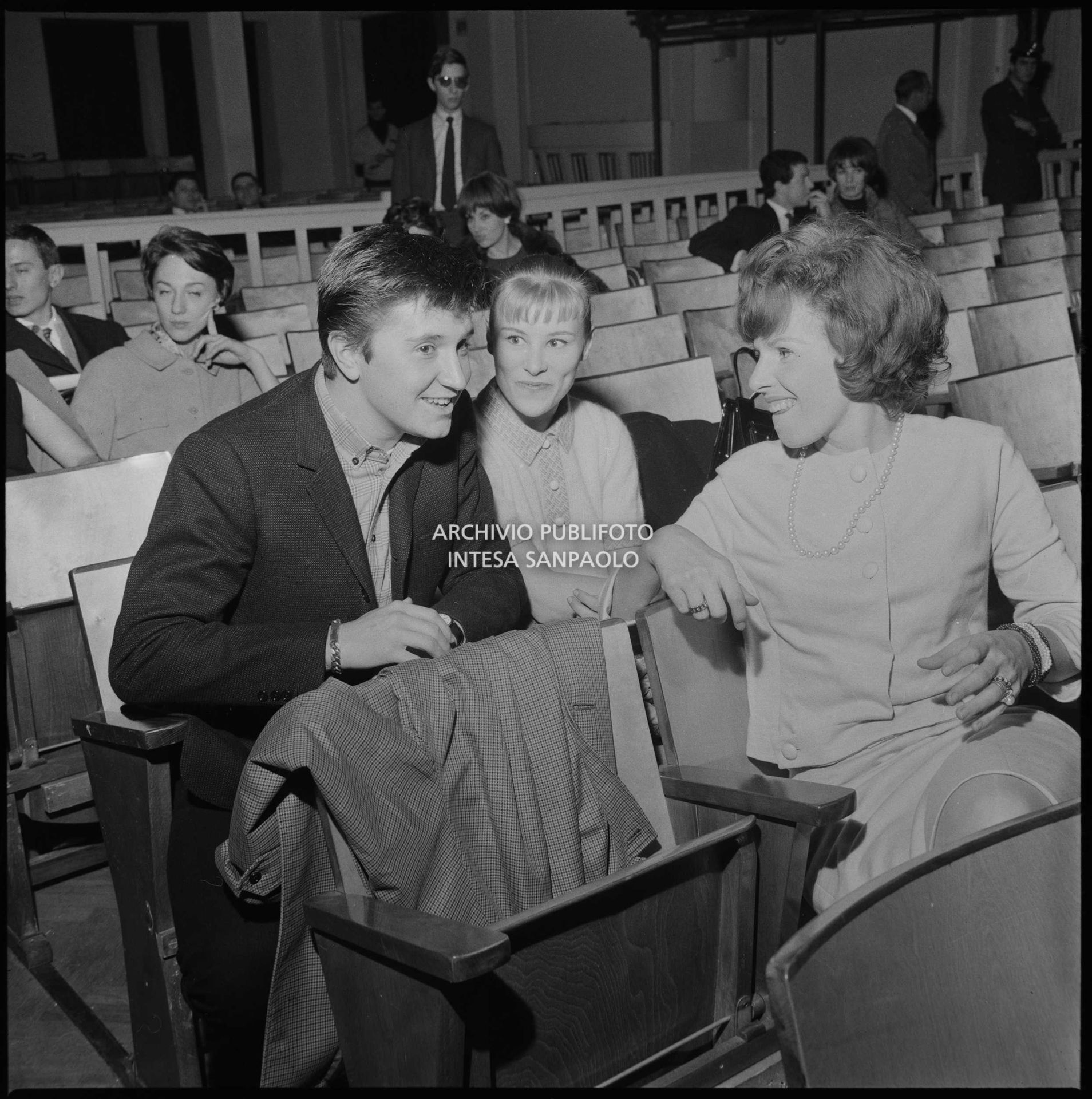 XVI Festival di Sanremo: Bobby Solo, Sophie Teckel e Ornella Vanoni seduti in platea durante le prove