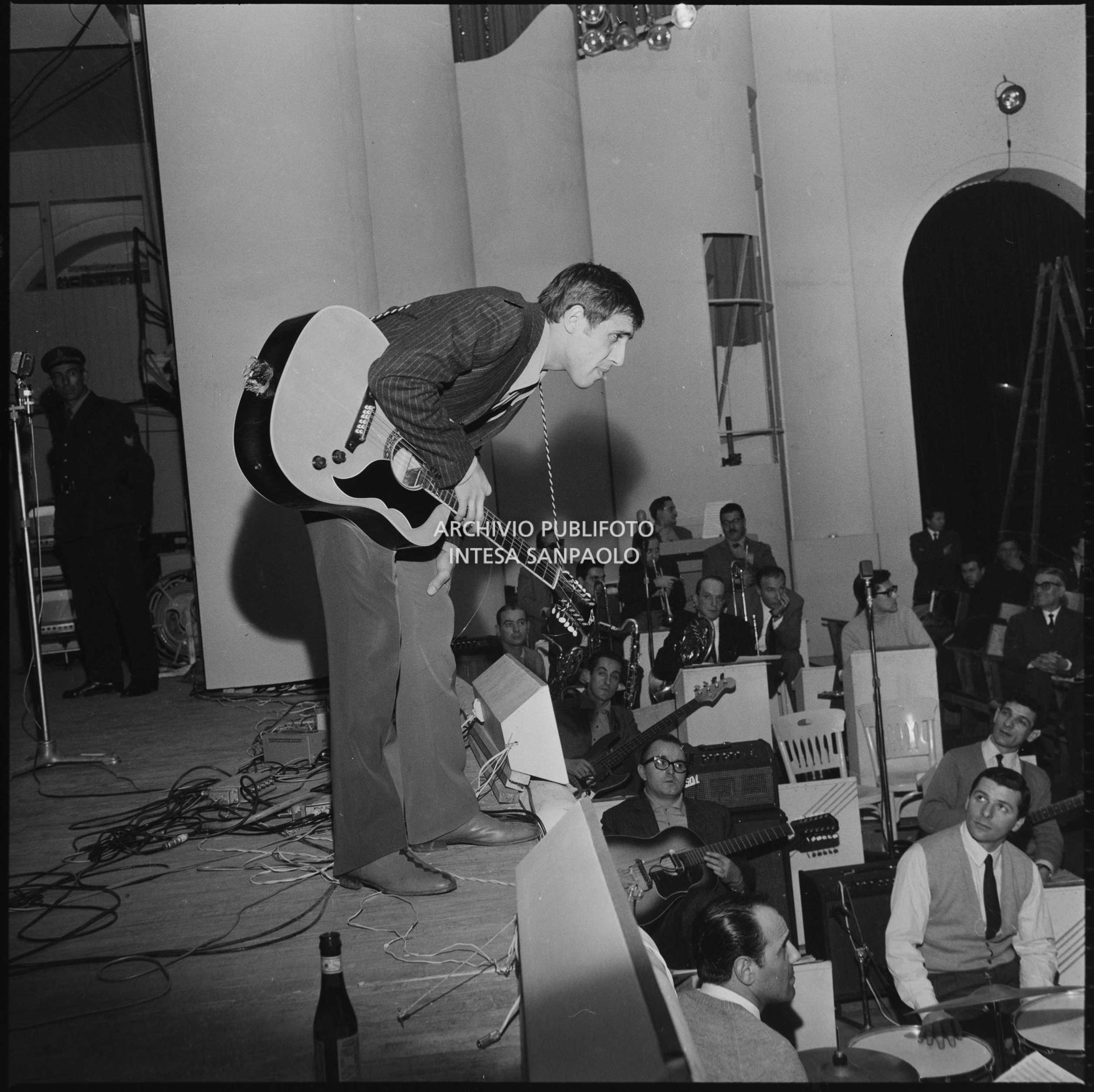 Adriano Celentano, con la chitarra sul palco del salone delle feste del Casinò di Sanremo durante le prove, parla con il pubblico