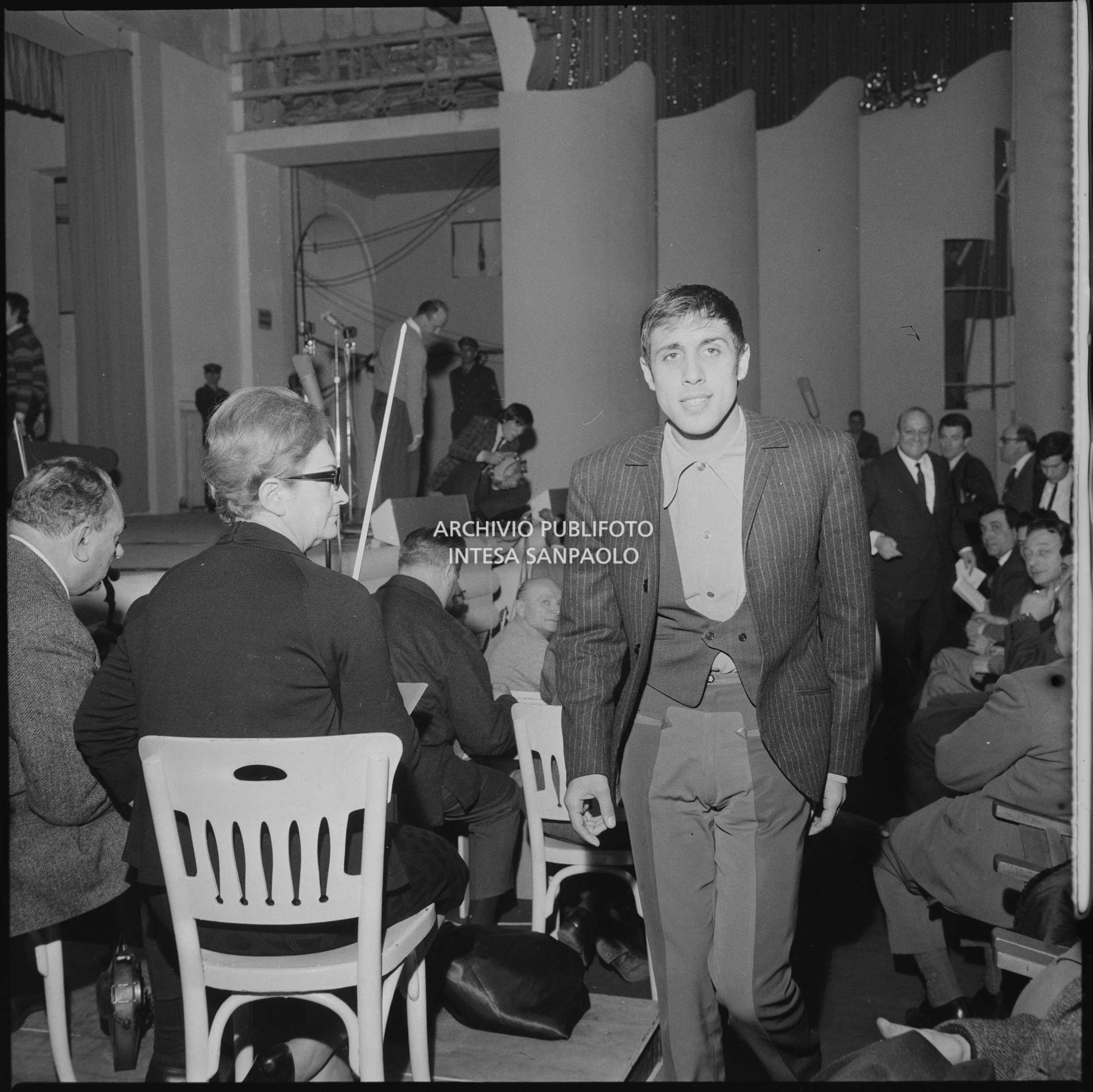 Adriano Celentano, nel salone delle feste del Casinò di Sanremo, durante le prove