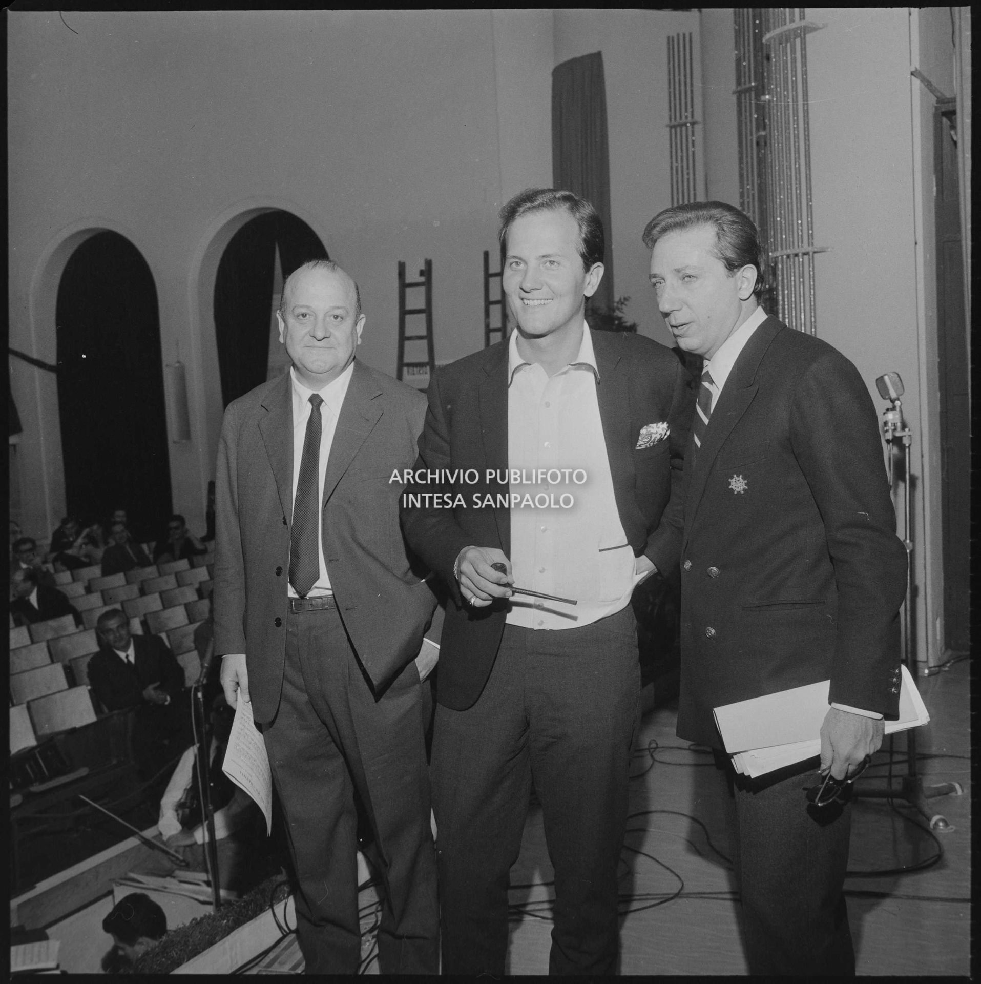 Gianni Ravera, Pat Boone e Mike Bongiorno in teatro nei giorni del XVI Festival di Sanremo