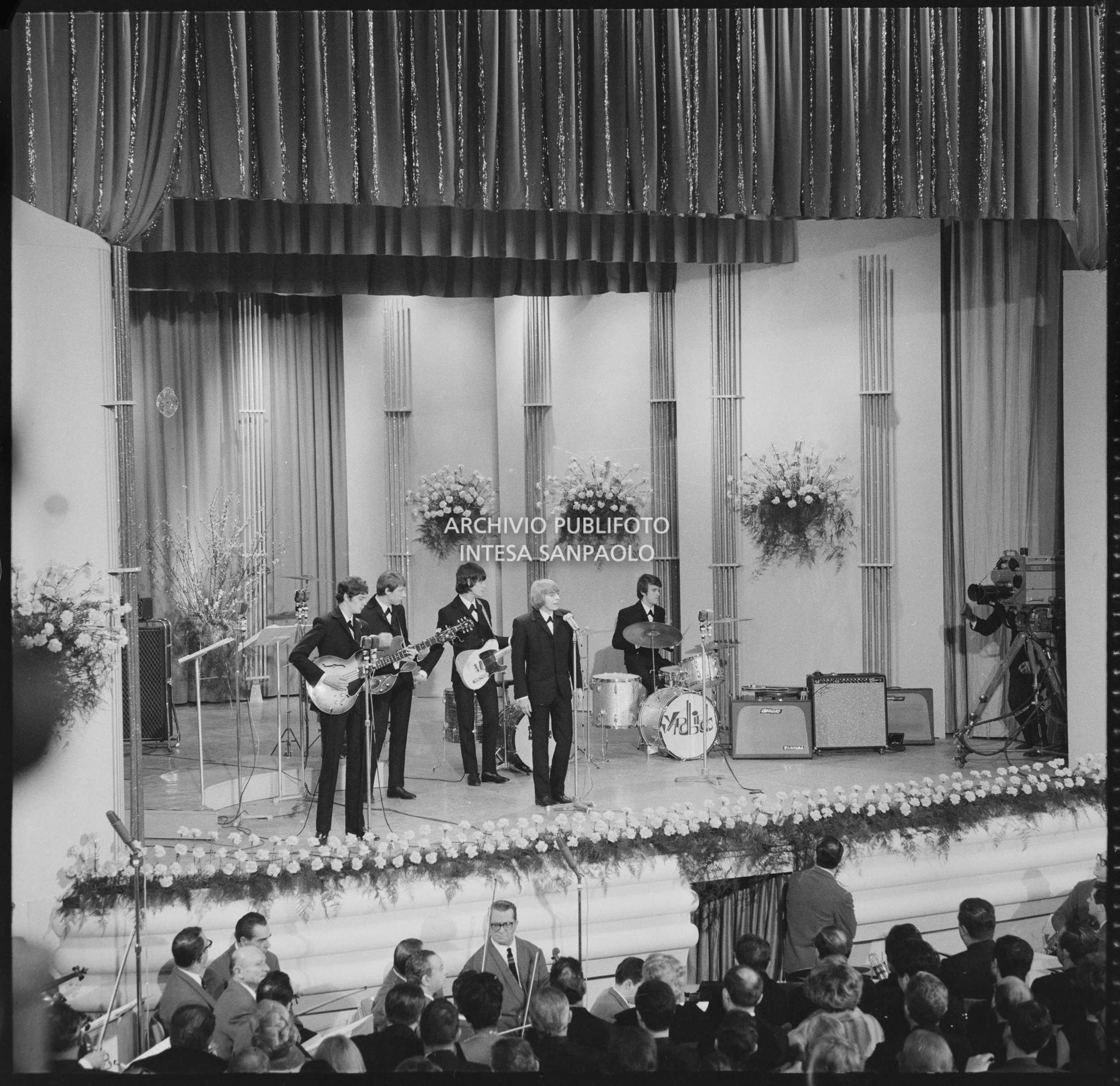 Il gruppo beat inglese The Yardbirds si esibisce sul palco del Salone delle feste del Casinò municipale al XVII Festival di Sanremo