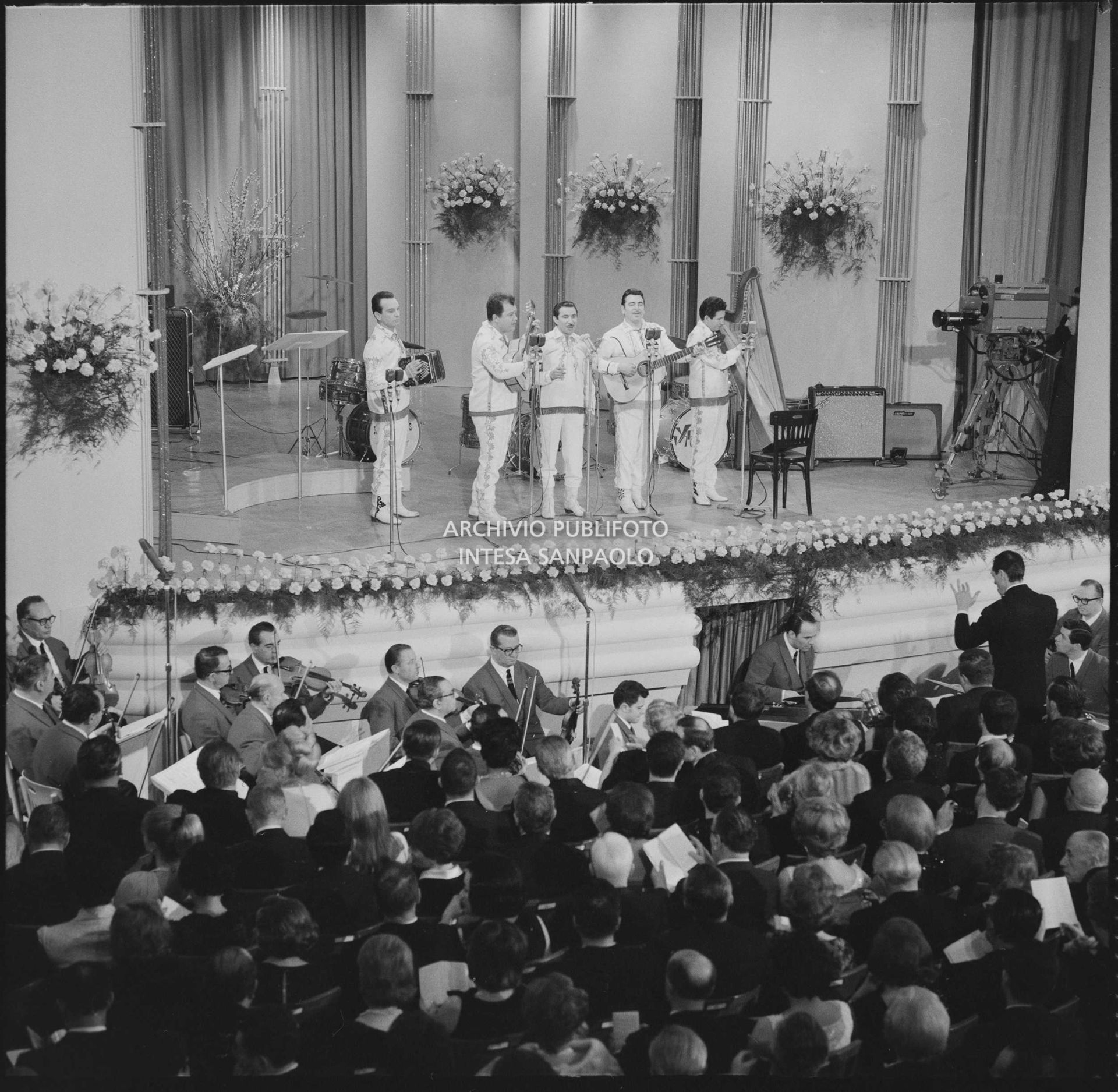 Il gruppo musicale paraguaiano Los Paraguayos si esibisce sul palco del Salone delle feste del Casinò municipale al XVII Festival di Sanremo