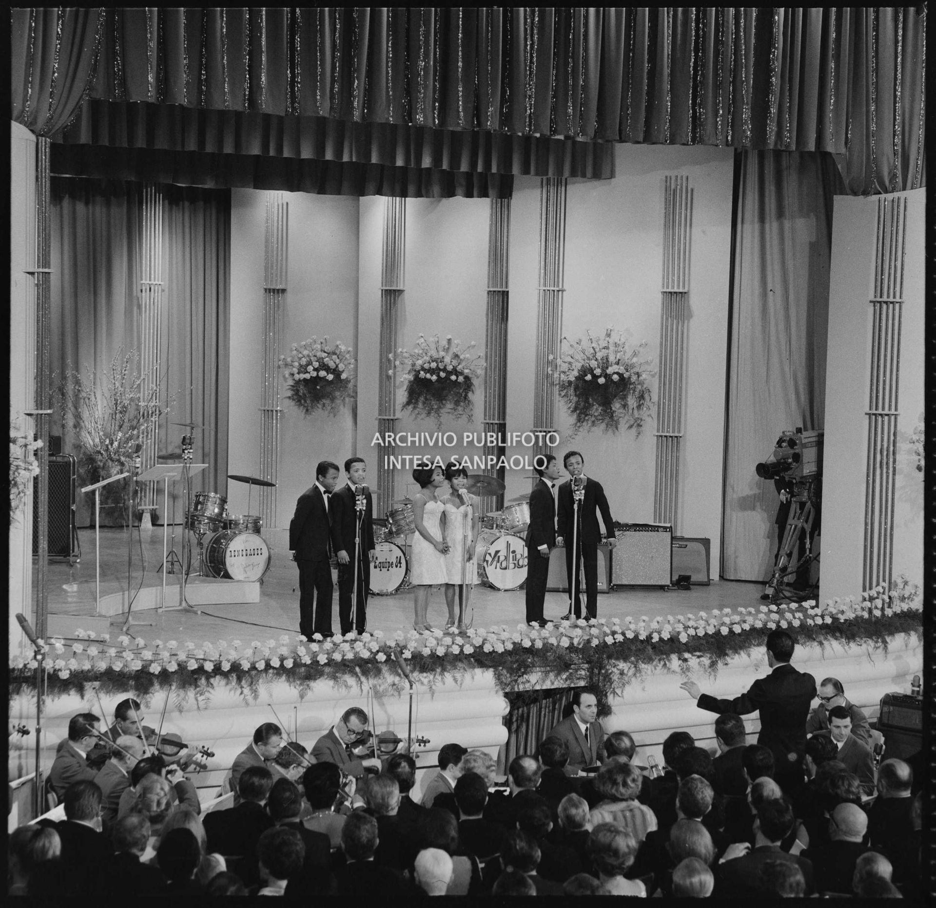 Il gruppo pop malgascio Les Surfs  si esibisce sul palco del Salone delle feste del Casinò municipale al XVII Festival di Sanremo