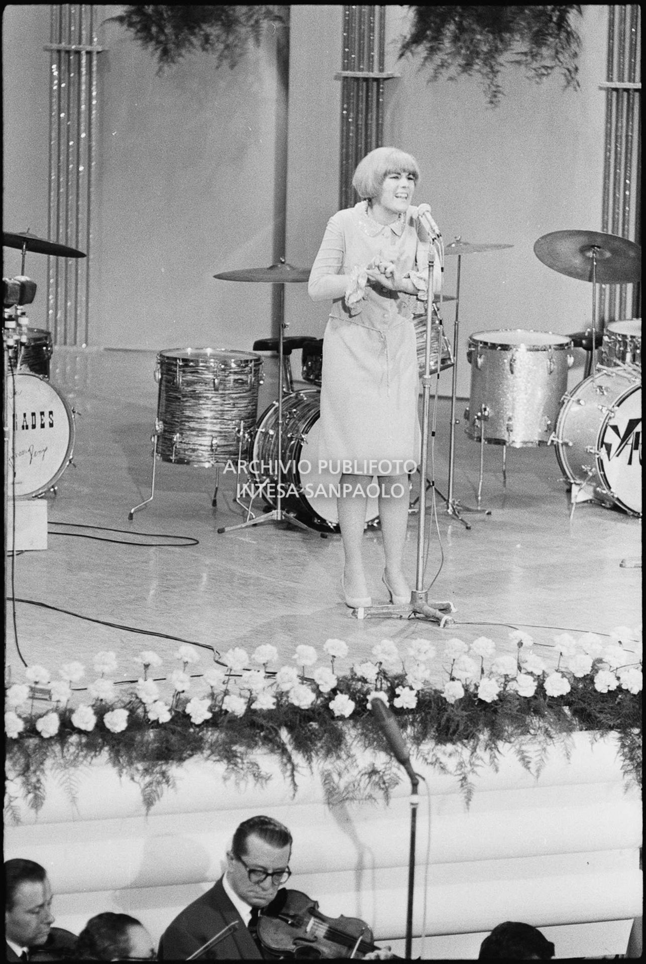 Il gruppo musicale paraguaiano Los Paraguayos si esibisce sul palco del Salone delle feste del Casinò municipale al XVII Festival di Sanremo