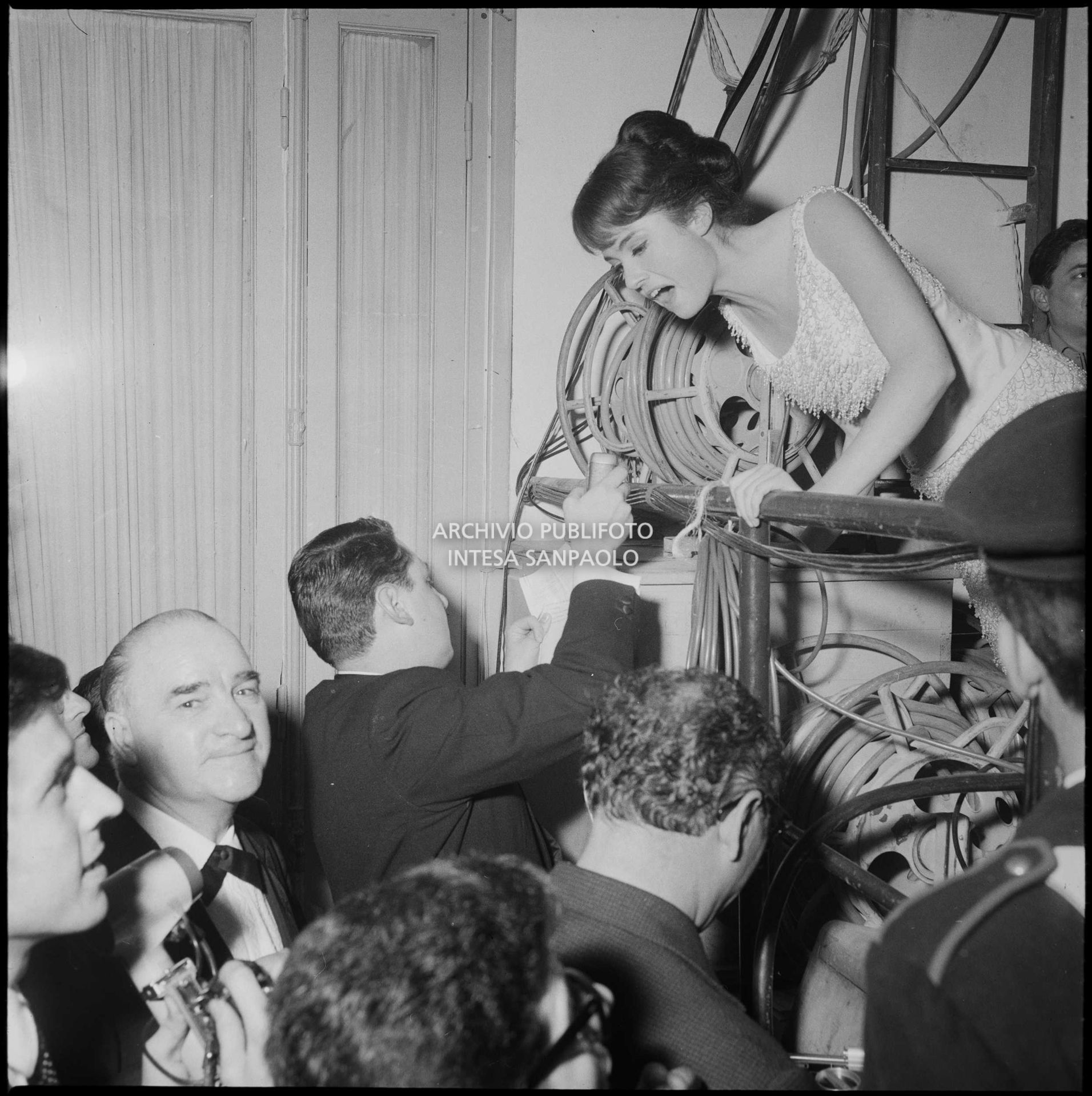 Gigliola Cinquetti intervistata al XVI Festival di Sanremo che ha appena vinto cantando, in coppia con Modugno,  "Dio, come ti amo"