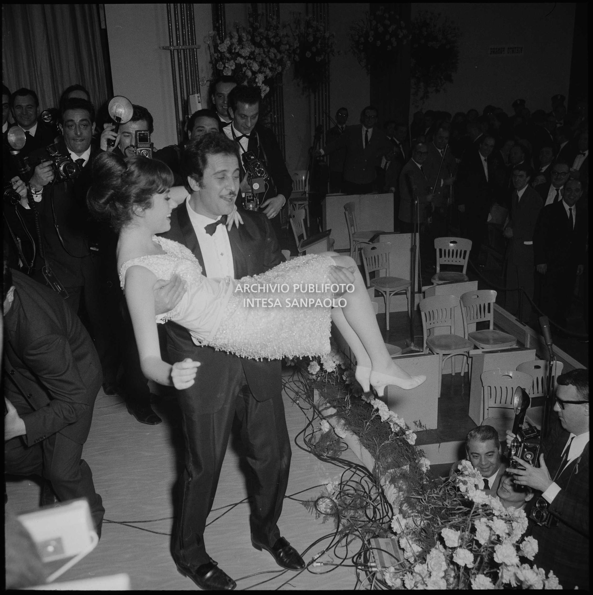 Domenico Modugno porta in trionfo Gigliola Cinquetti con la quale ha vinto il XVI Festival di Sanremo cantando  "Dio, come ti amo"