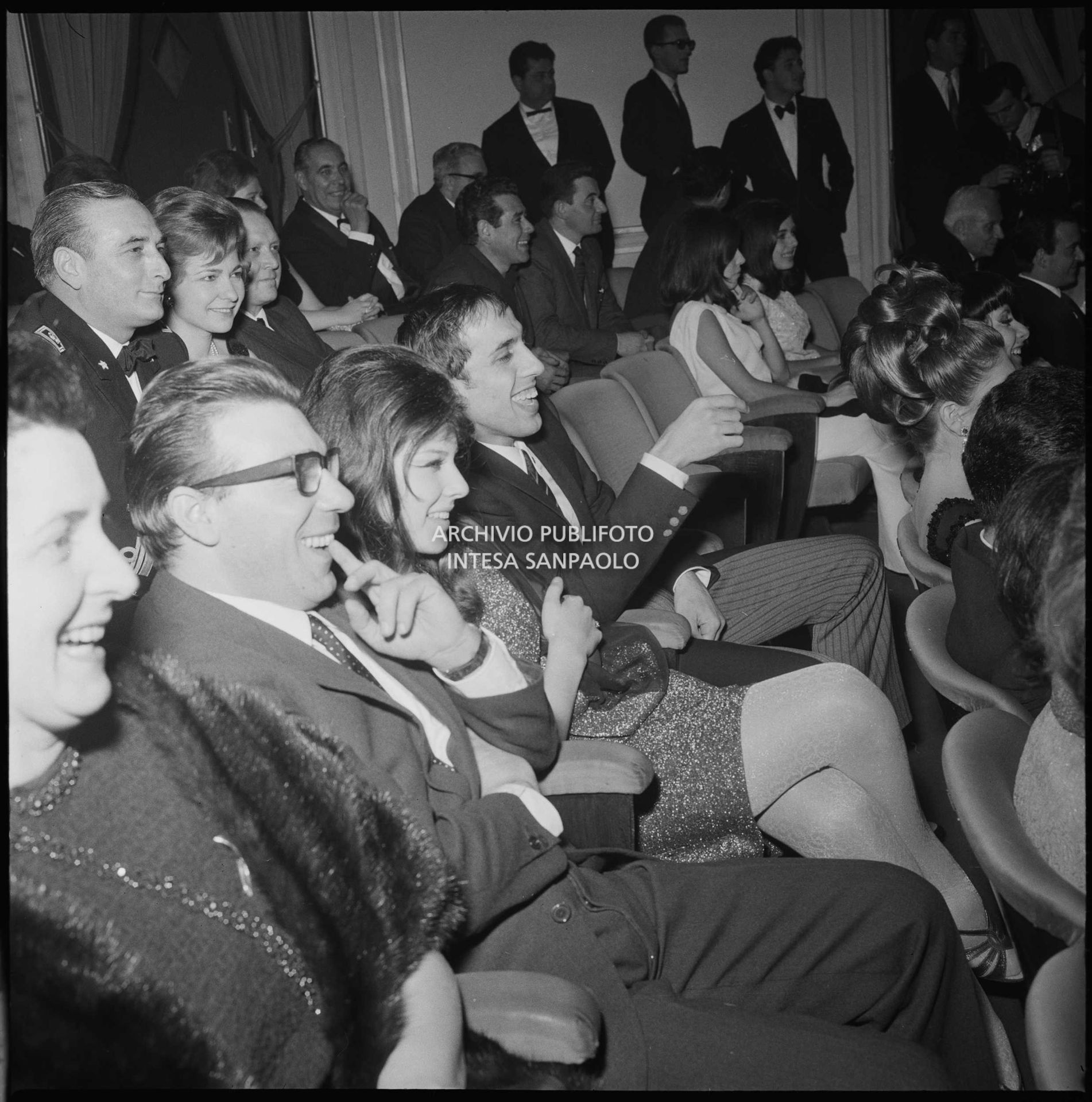 Claudia Mori e Adriano Celentano, tra gli altri, seduti in platea durante le prove del Festival di Sanremo