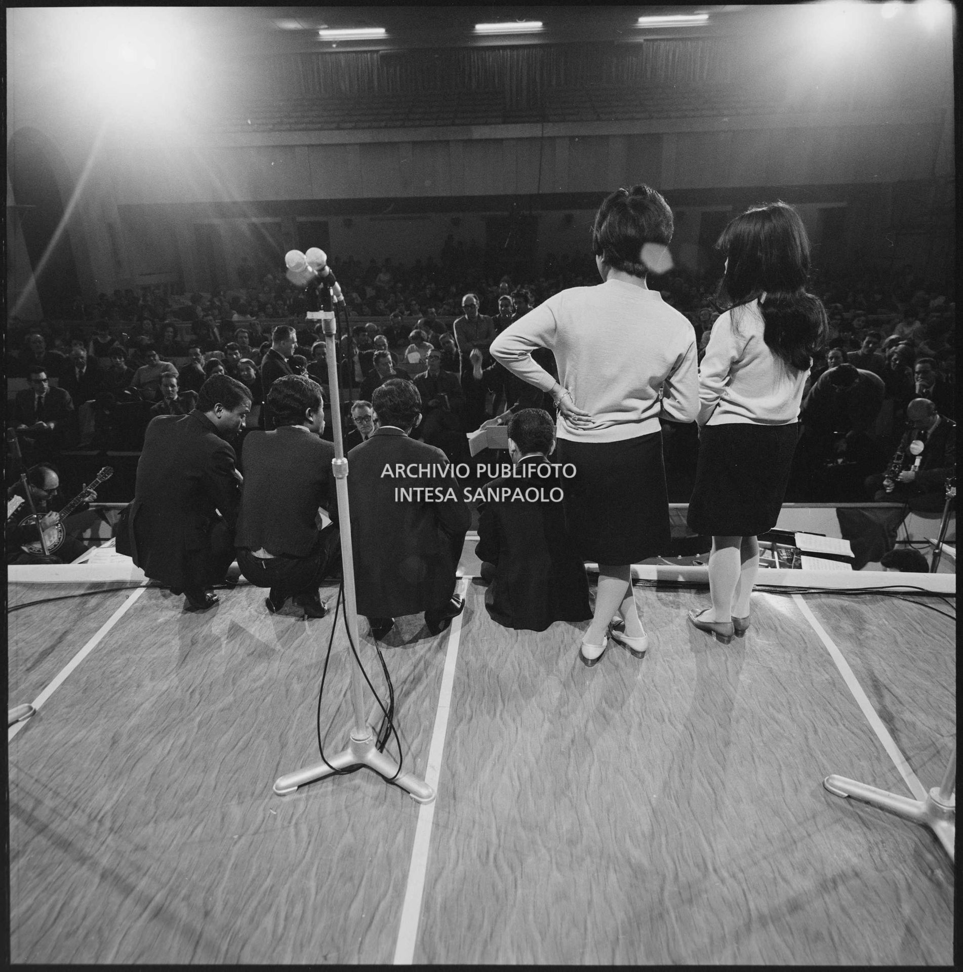 Ripresa di spalle del gruppo pop malgascio Les Surfs sul palco del XVII Festival di Sanremo