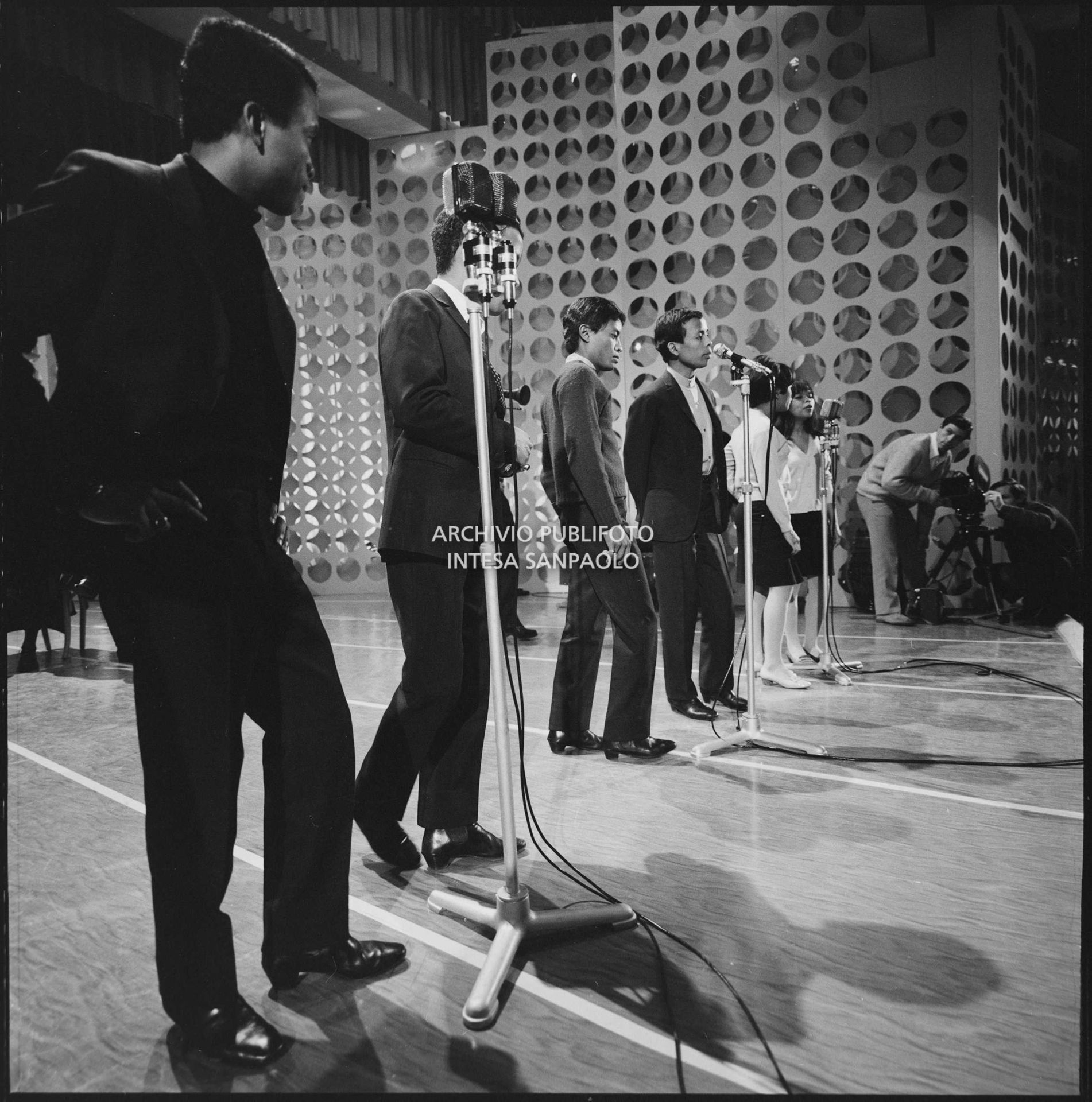 Il gruppo pop malgascio Les Surfs si esibisce sul palco del XVII Festival di Sanremo