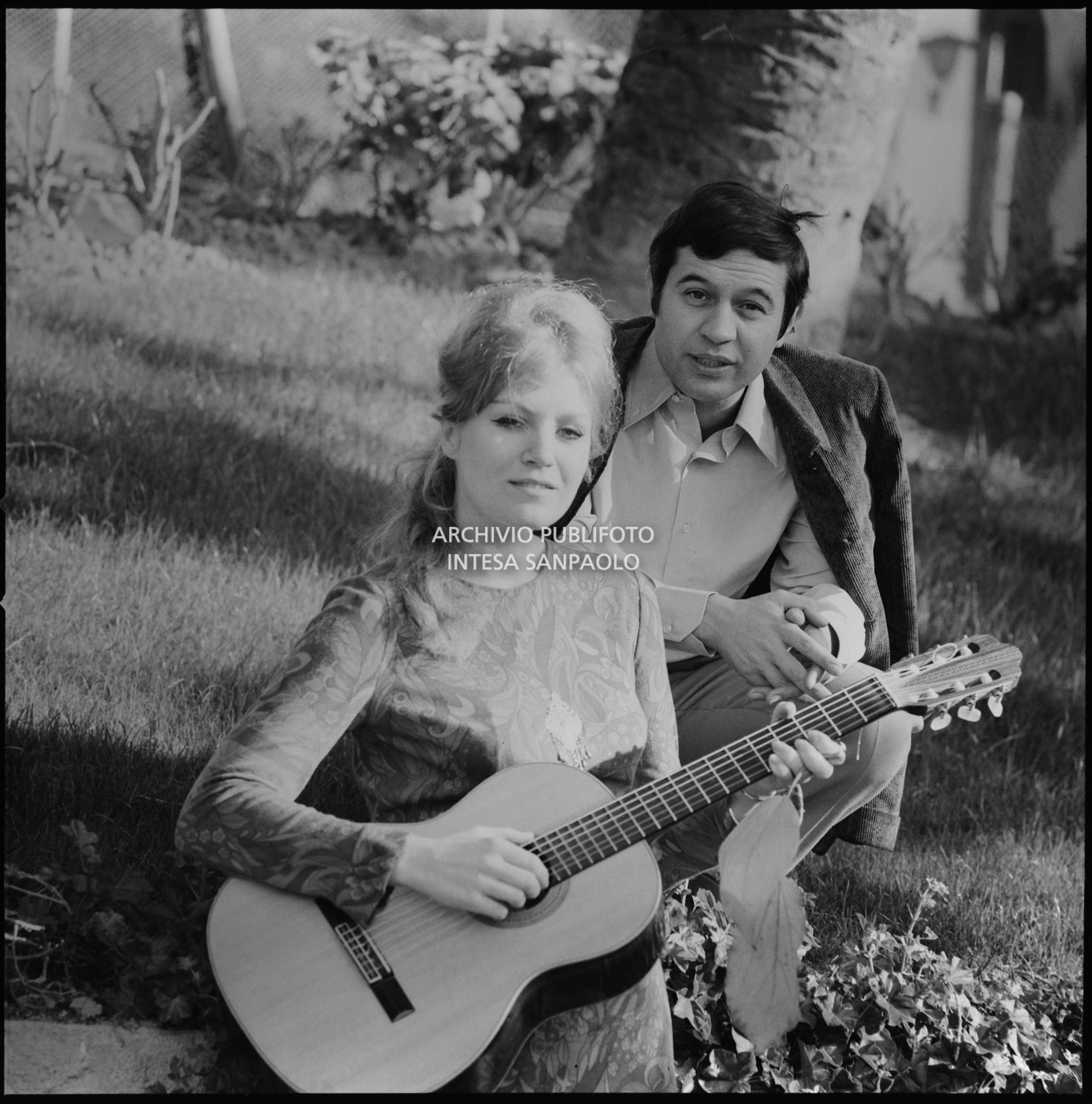Anna German, con la chitarra, e Fred Bongusto seduti sull'erba