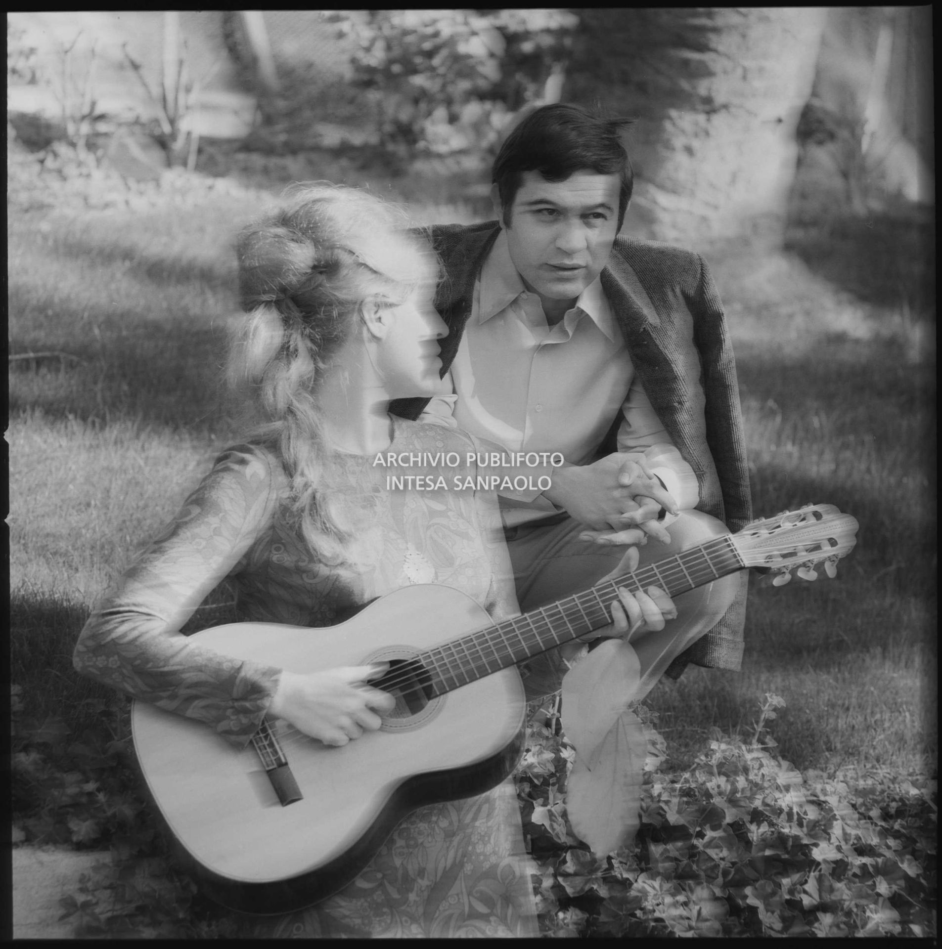 Anna German, con la chitarra, e Fred Bongusto seduti sull'erba