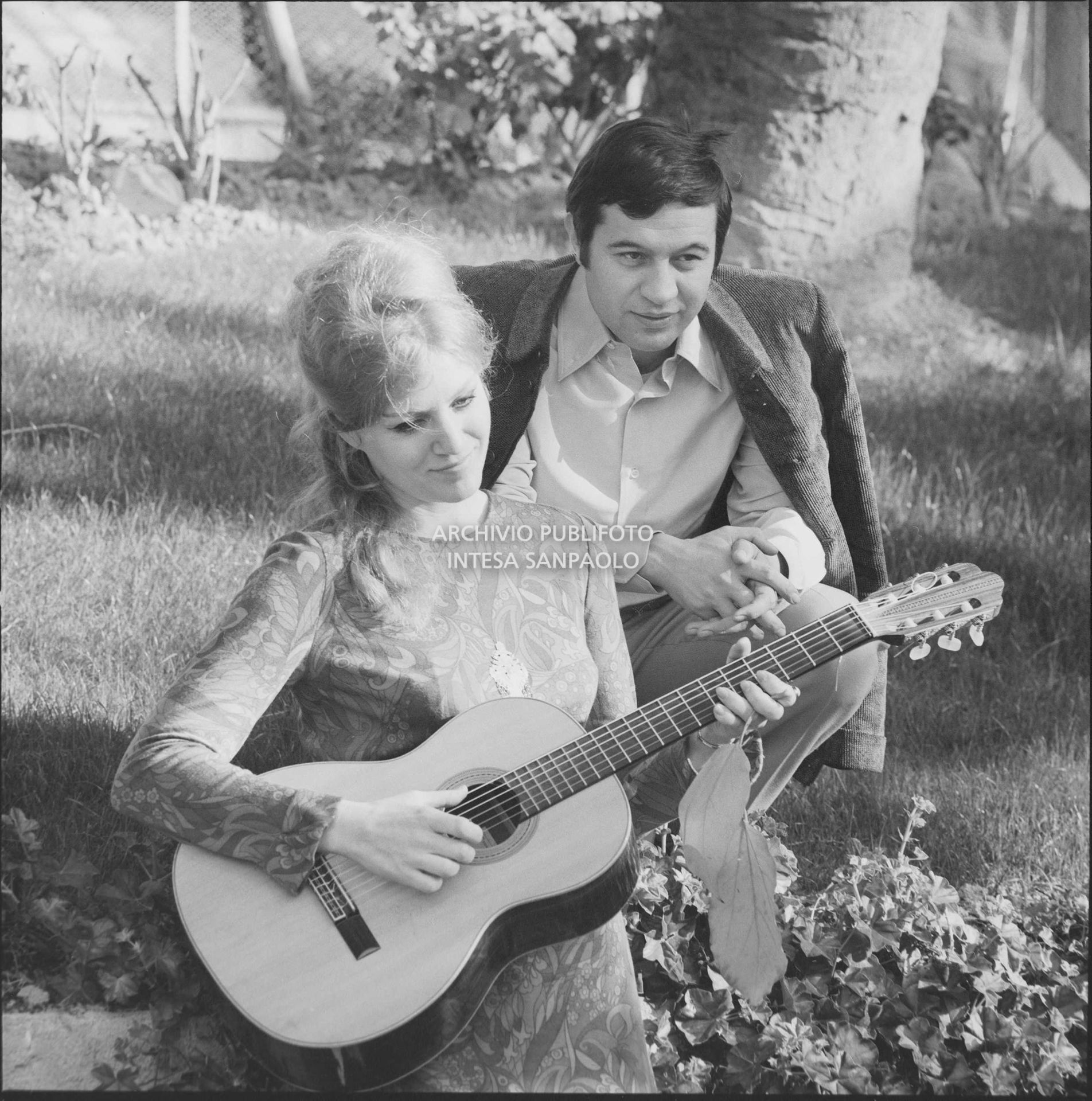 Anna German, con la chitarra, e Fred Bongusto seduti sull'erba