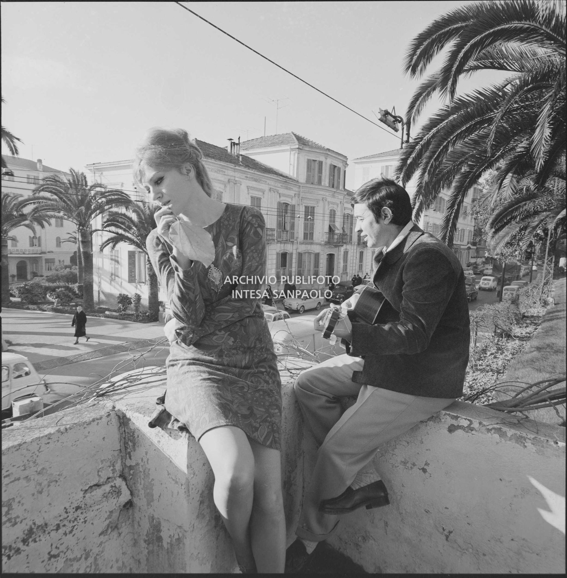Anna German e Fred Bongusto, con la chitarra, seduti su un muretto a Sanremo nei giorni del Festival