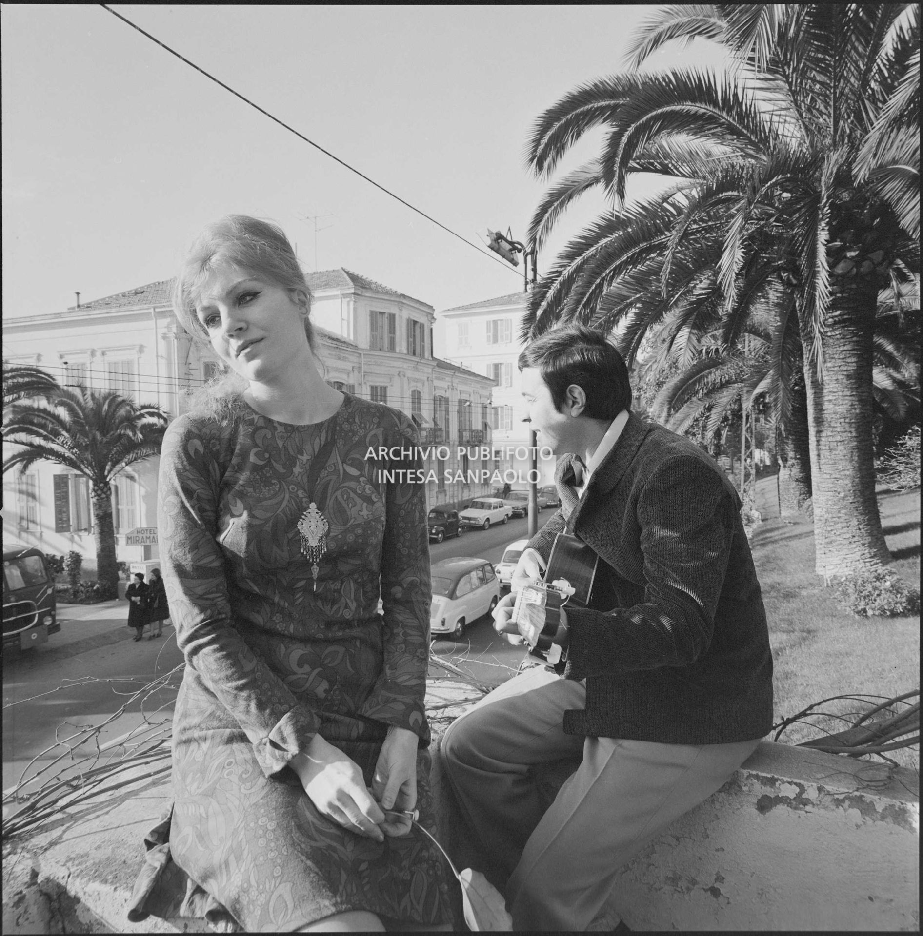 Anna German e Fred Bongusto, con la chitarra, seduti su un muretto a Sanremo nei giorni del Festival