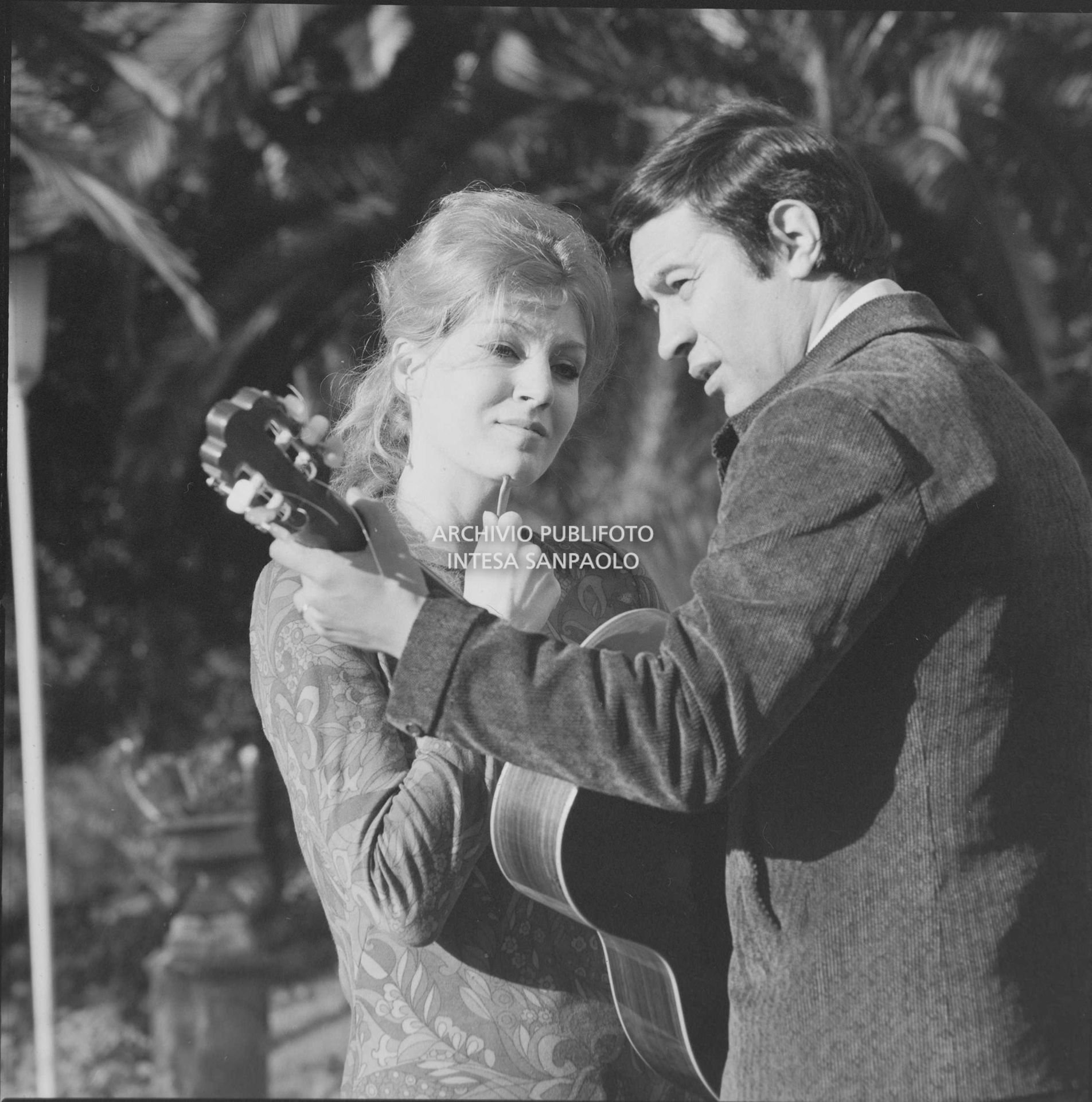 Anna German e Fred Bongusto, con la chitarra, a Sanremo nei giorni del Festival