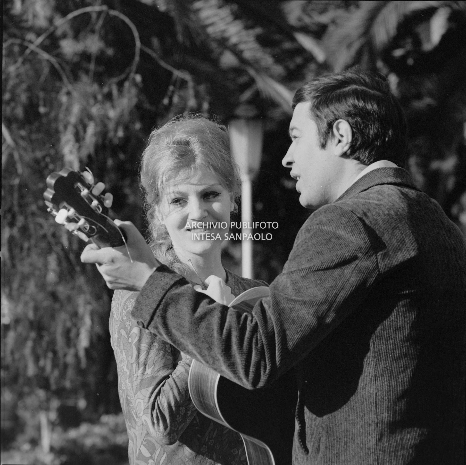 Anna German e Fred Bongusto, con la chitarra, a Sanremo nei giorni del Festival