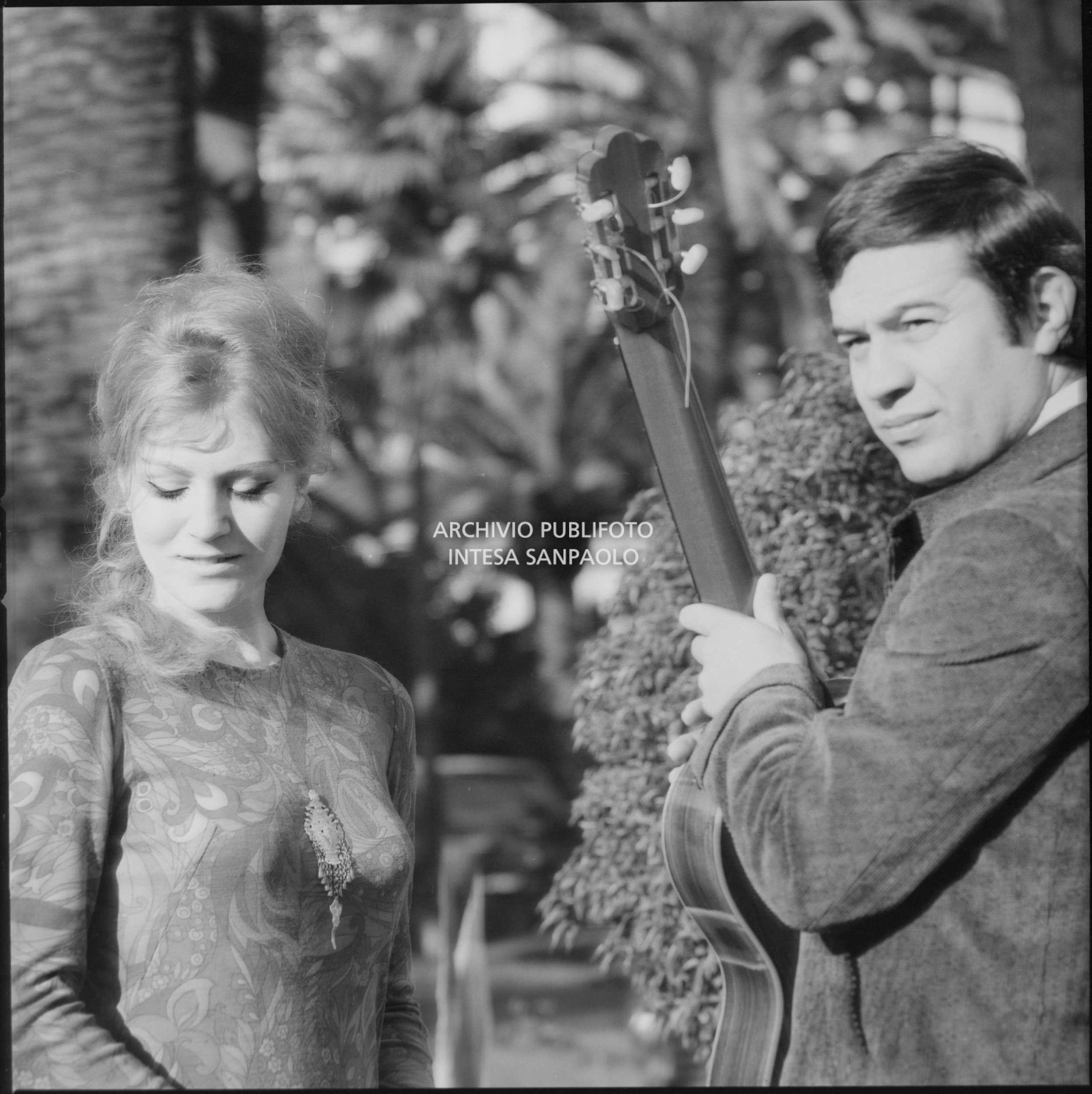 Anna German e Fred Bongusto, con la chitarra, a Sanremo nei giorni del Festival