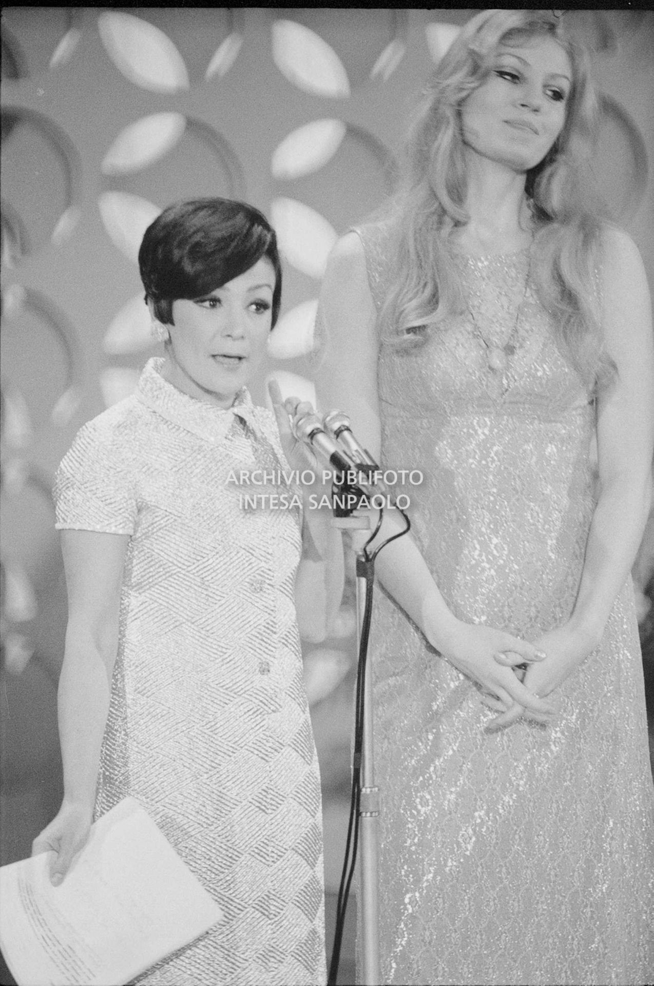 Anna German sul palco del Festival di Sanremo con Renata Mauro che affiancò Mike Bongiorno nella conduzione