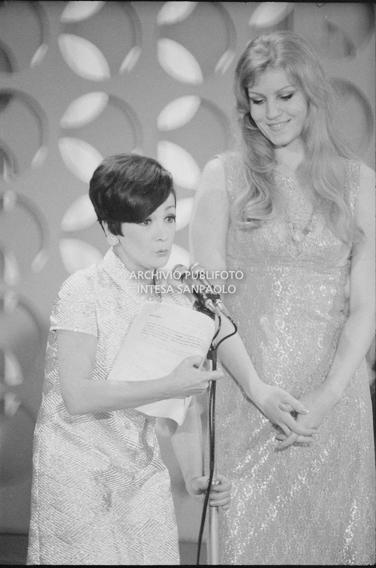 Anna German sul palco del Festival di Sanremo con Renata Mauro che affiancò Mike Bongiorno nella conduzione