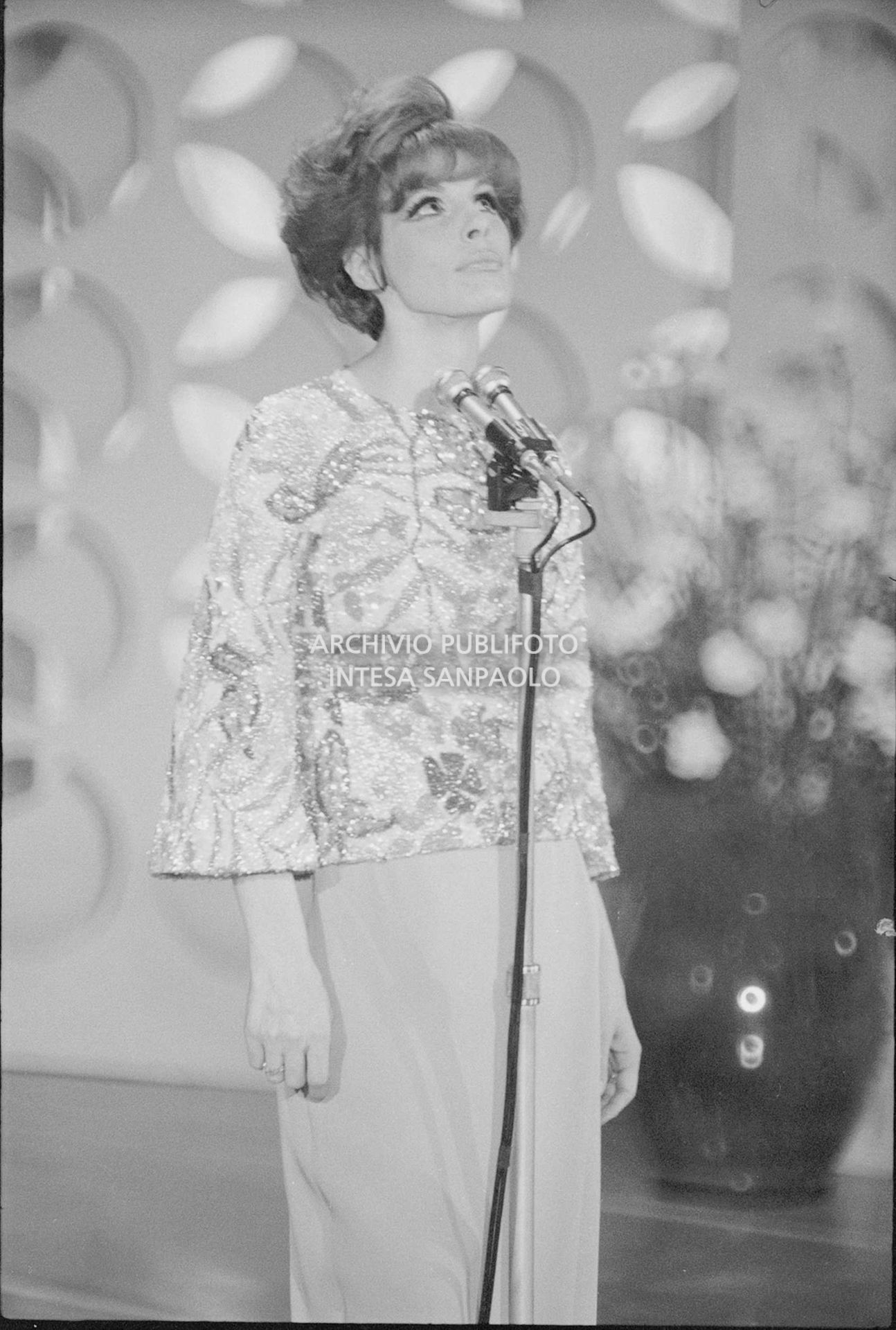 Ornella Vanoni si esibisce al XVII Festival della canzone italiana