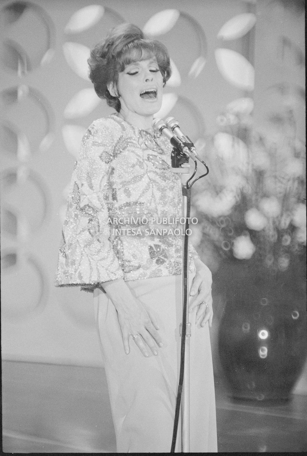 Ornella Vanoni si esibisce al XVII Festival della canzone italiana