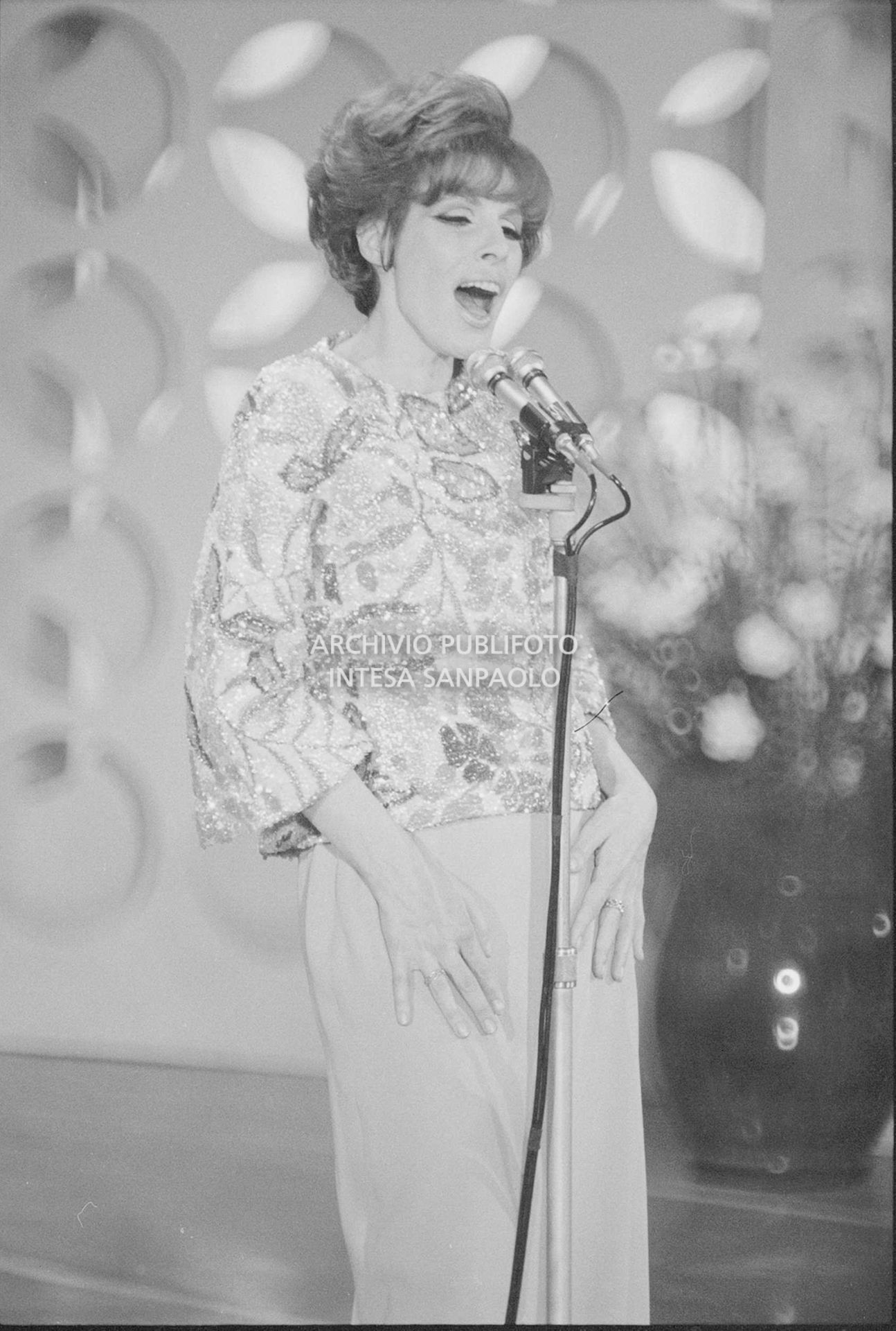 Ornella Vanoni si esibisce al XVII Festival della canzone italiana