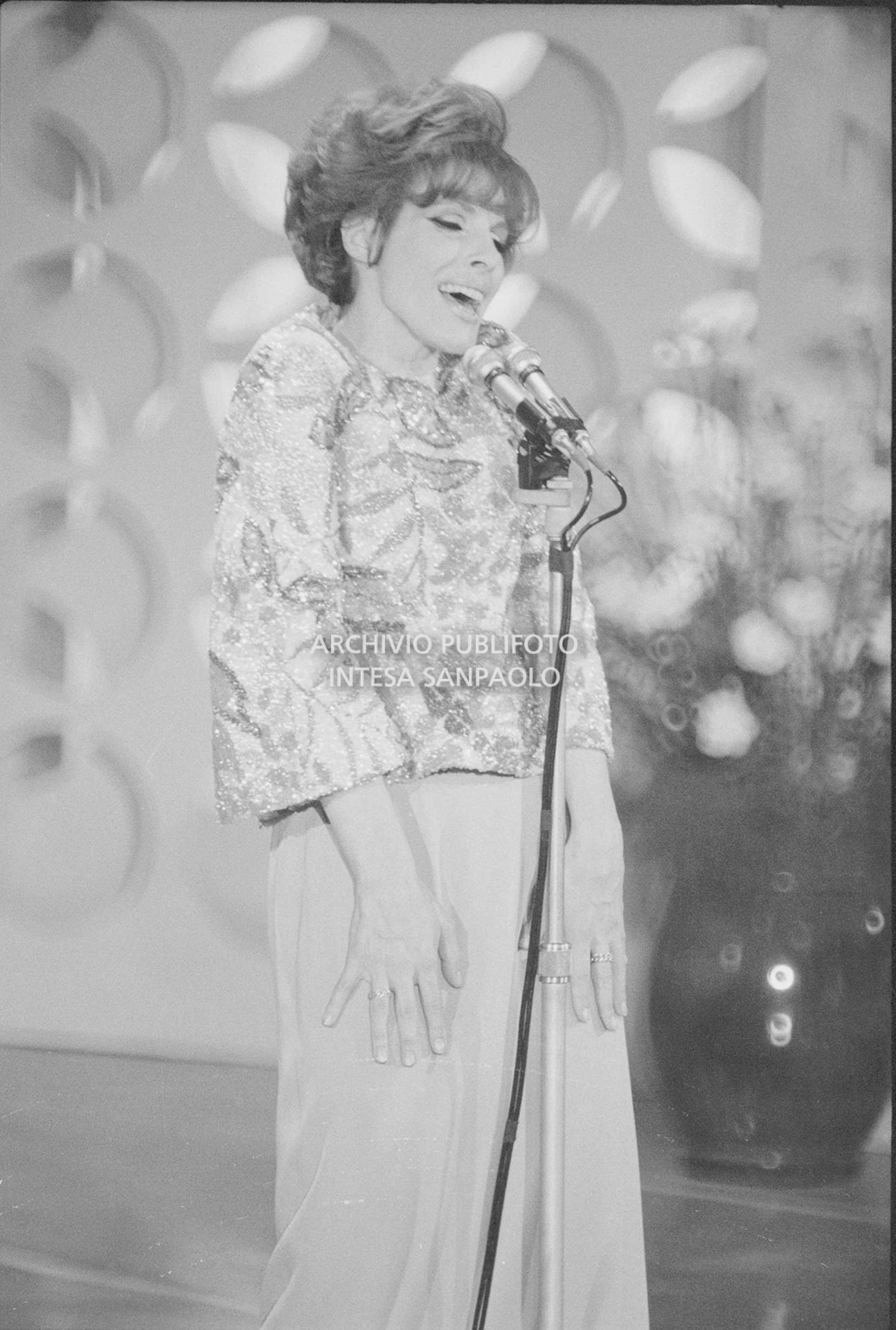 Ornella Vanoni si esibisce al XVII Festival della canzone italiana