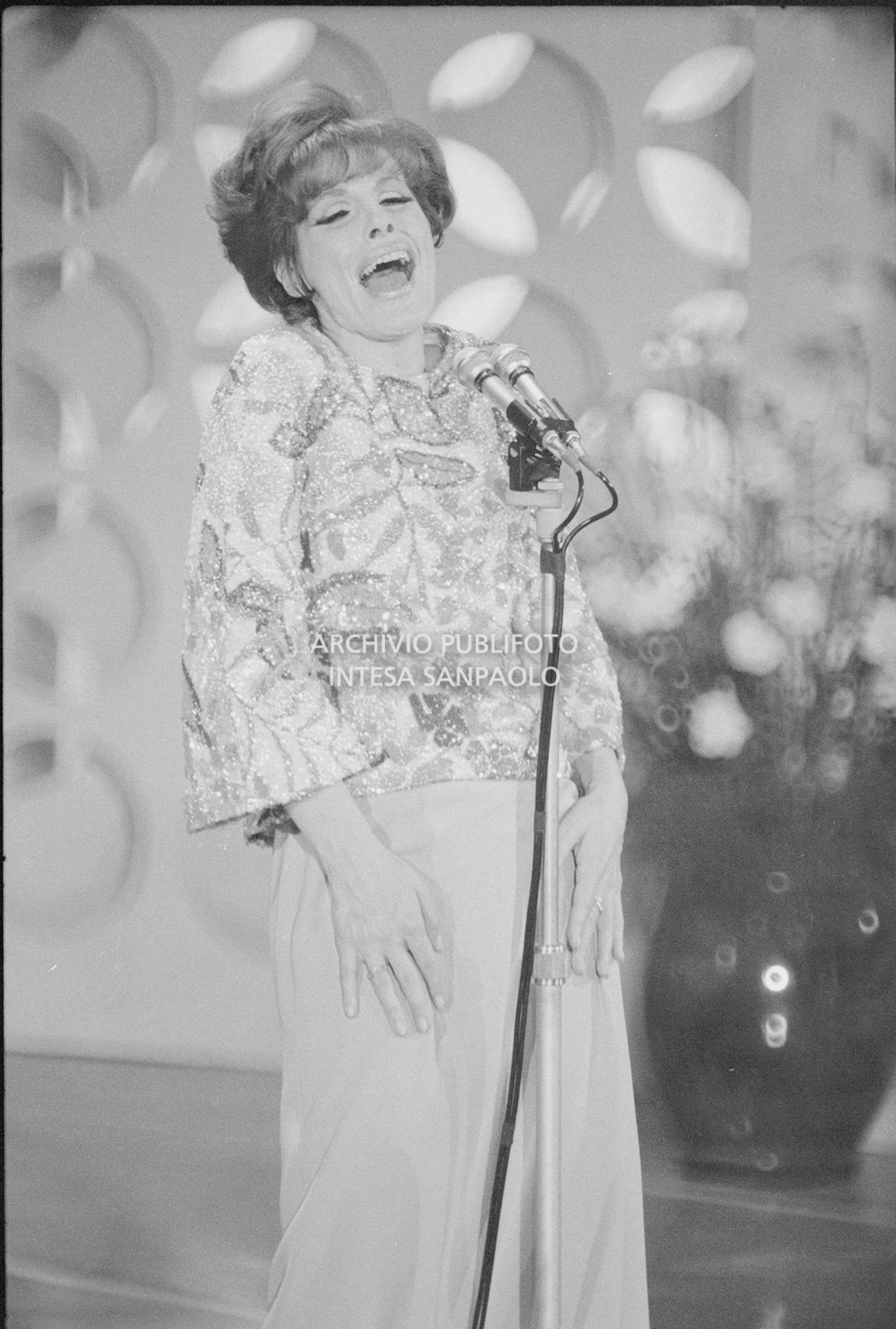 Ornella Vanoni si esibisce al XVII Festival della canzone italiana