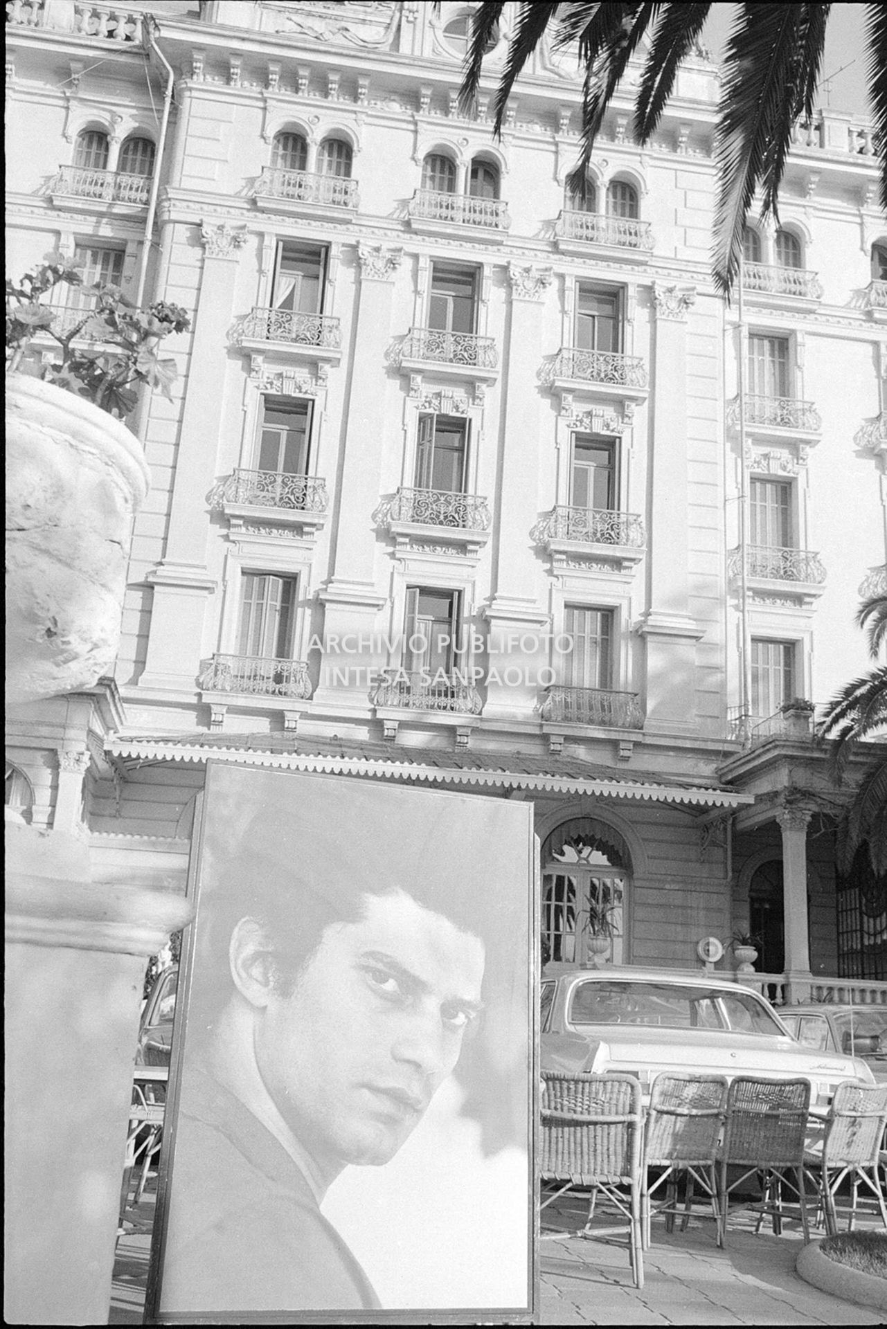 Una grande fotografia di Luigi Tenco esposta a Sanremo all'indomani della sua morte nel corso del XVII Festival di Sanremo