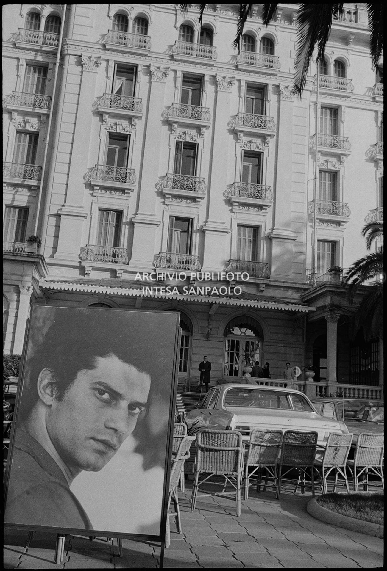 Una grande fotografia di Luigi Tenco esposta a Sanremo all'indomani della sua morte nel corso del XVII Festival di Sanremo