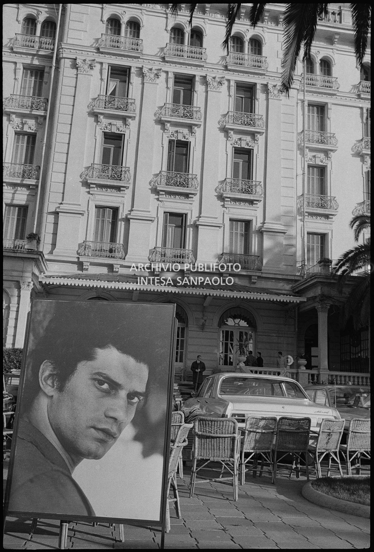 Una grande fotografia di Luigi Tenco esposta a Sanremo all'indomani della sua morte nel corso del XVII Festival di Sanremo