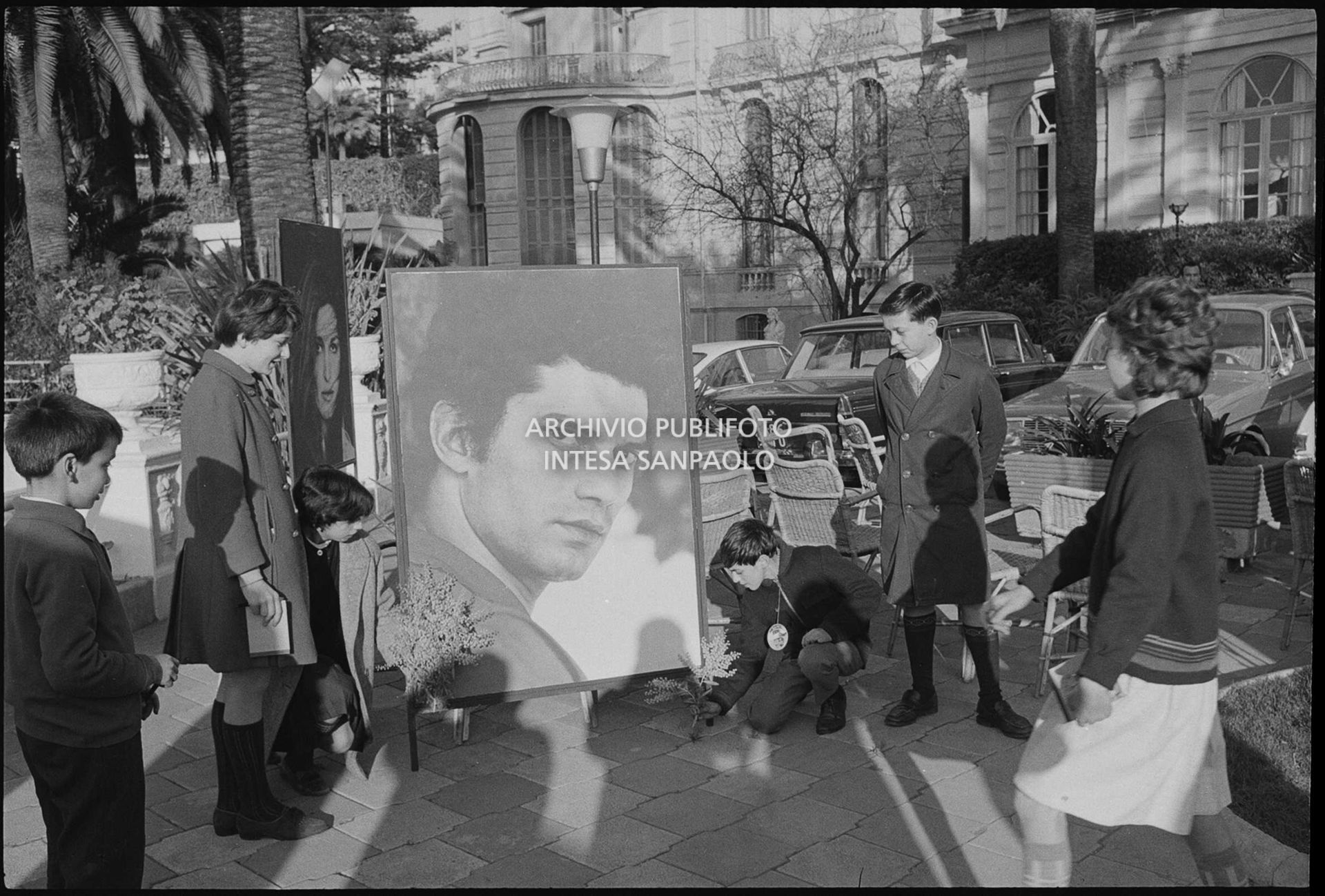 Una grande fotografia di Luigi Tenco esposta a Sanremo all'indomani della sua morte nel corso del XVII Festival di Sanremo