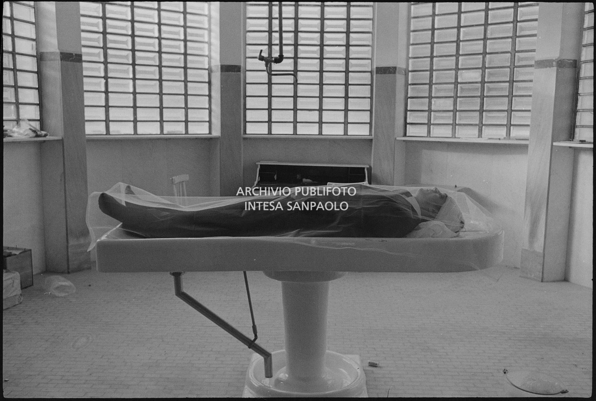 Il corpo di Luigi Tenco all'obitorio