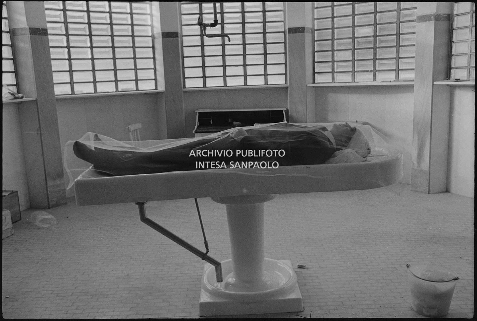 Il corpo di Luigi Tenco all'obitorio